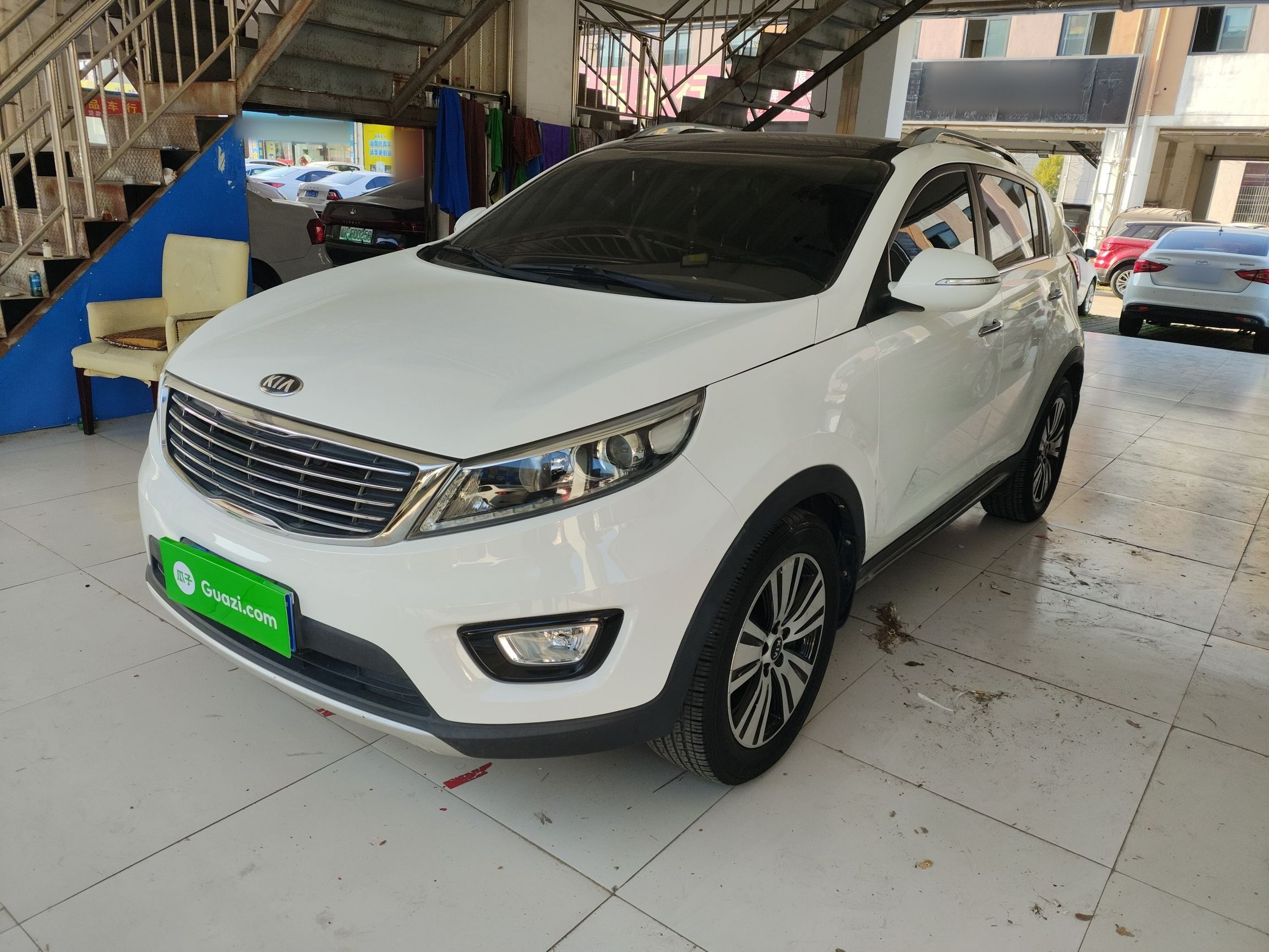 Под передней частью автомобиля