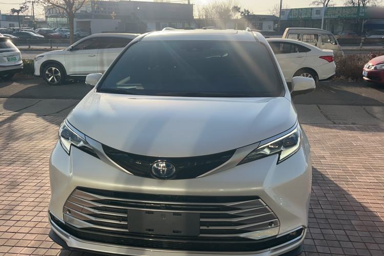 Used Toyota Sienna 2023 2.5L Hybrid Platinum Edition
