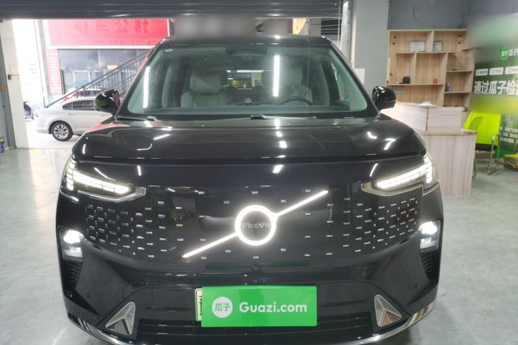 Used Volvo EM90 2025 Ultra Six-Seater
