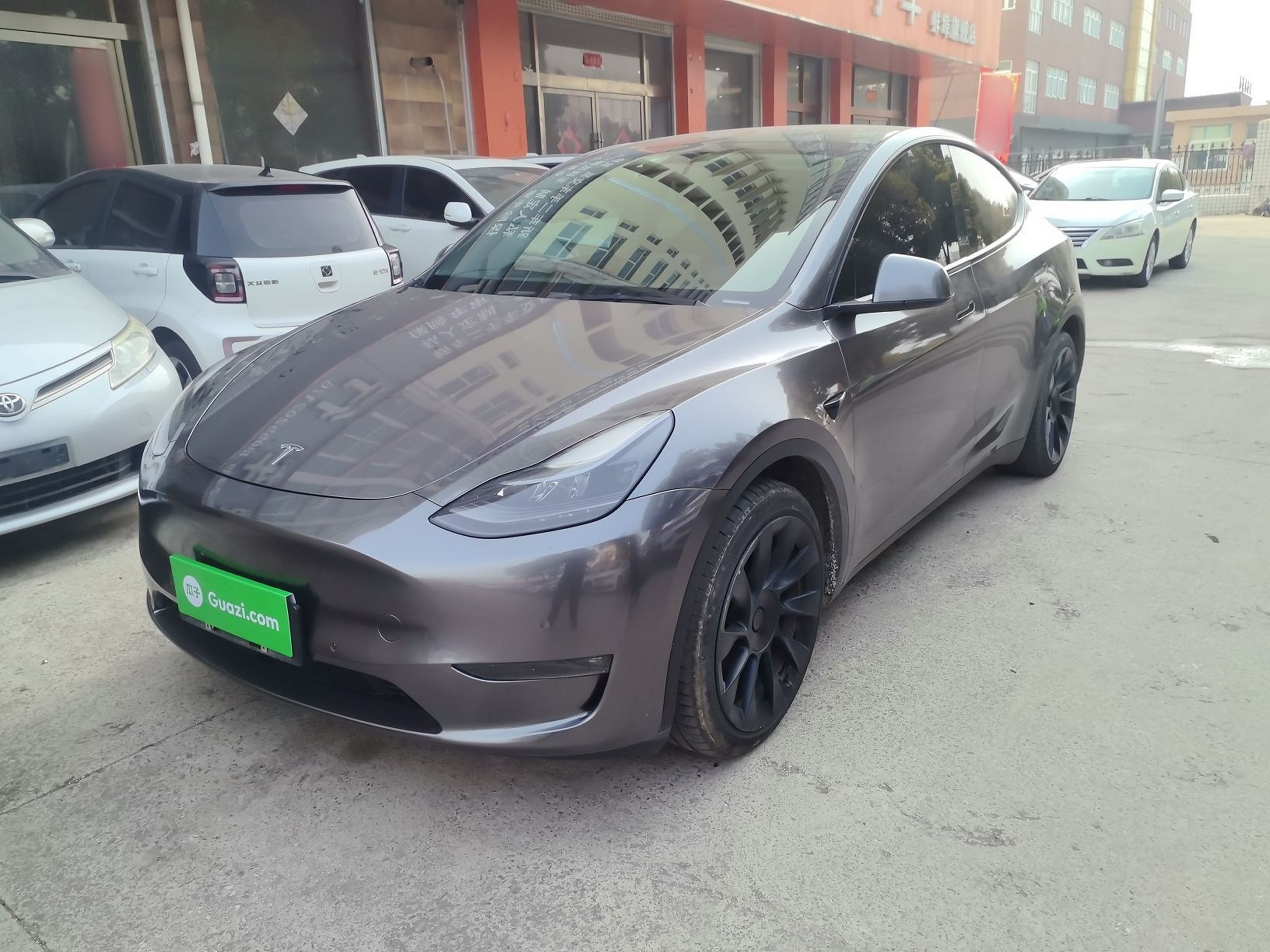 Под передней частью автомобиля