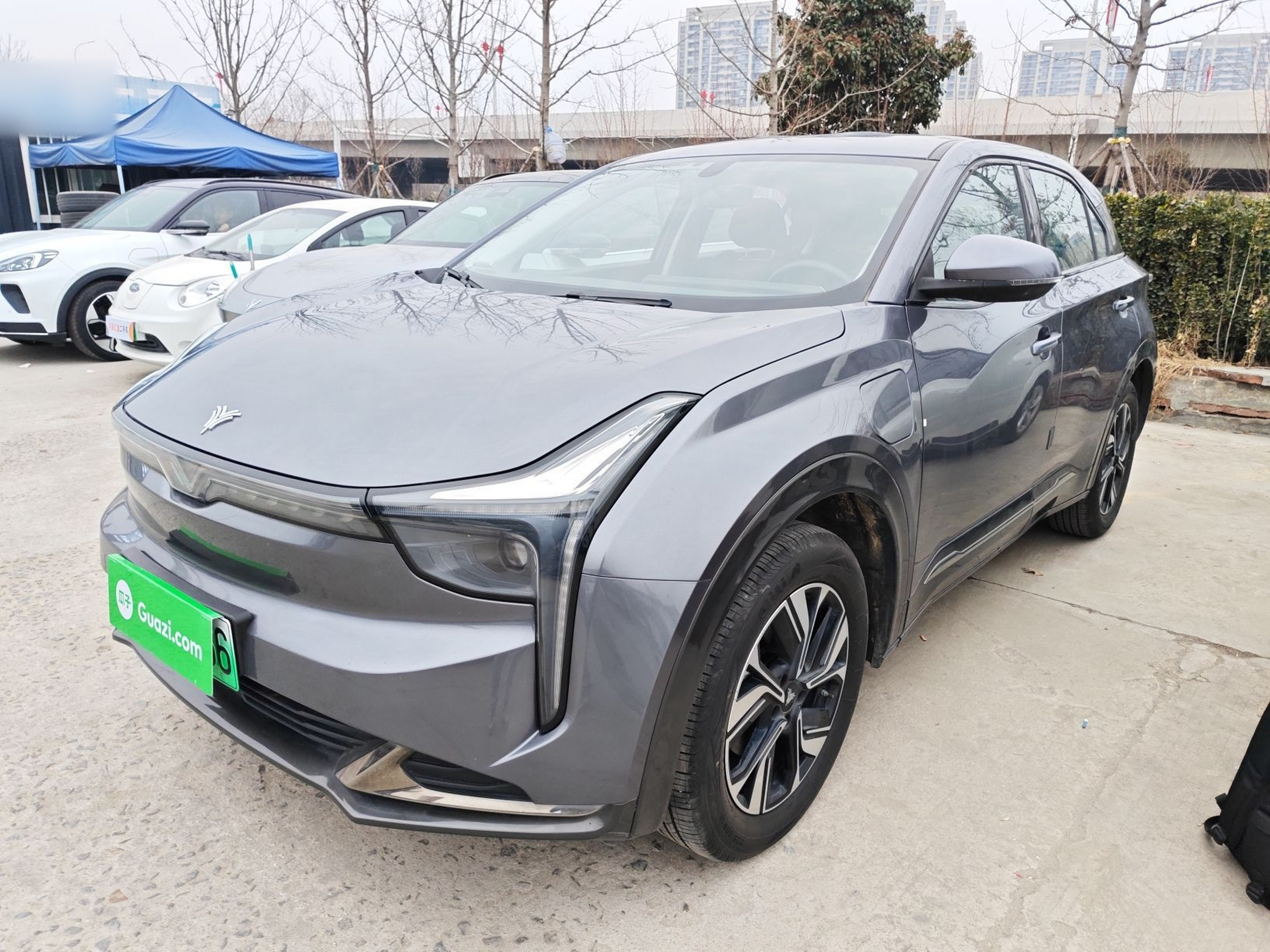 Под передней частью автомобиля