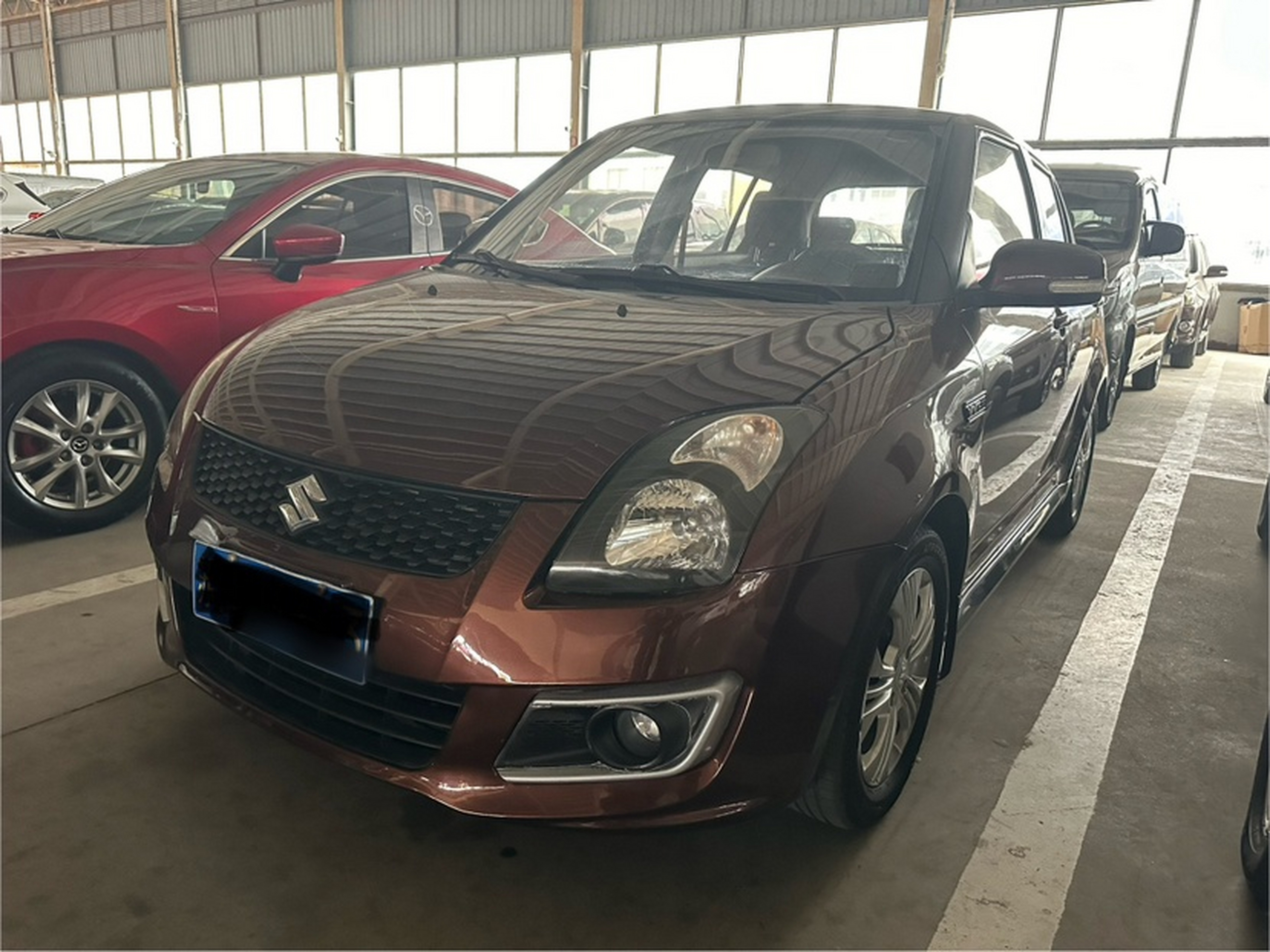 تحت مقدمة السيارة