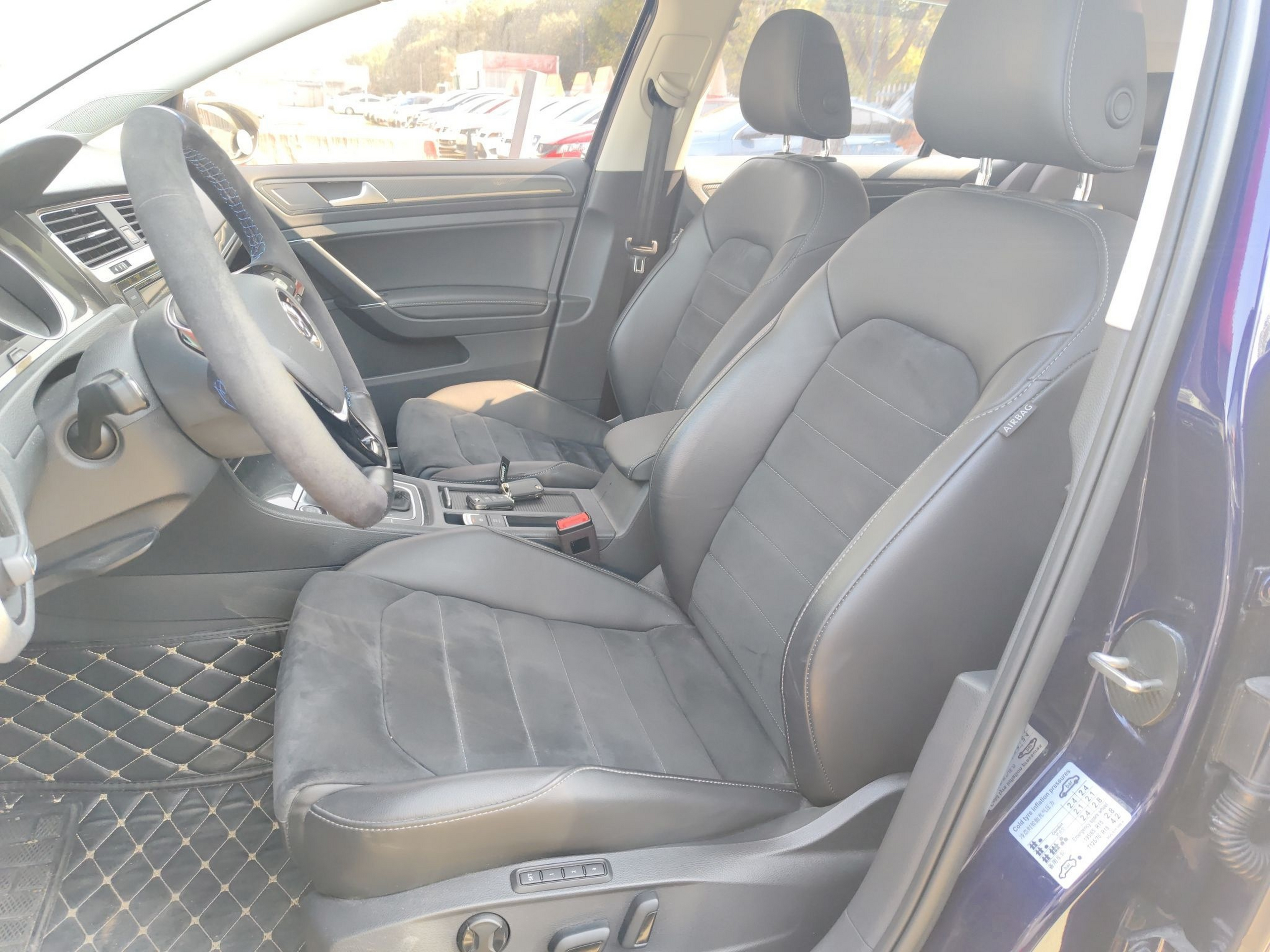 المقاعد الأمامية داخل السيارة