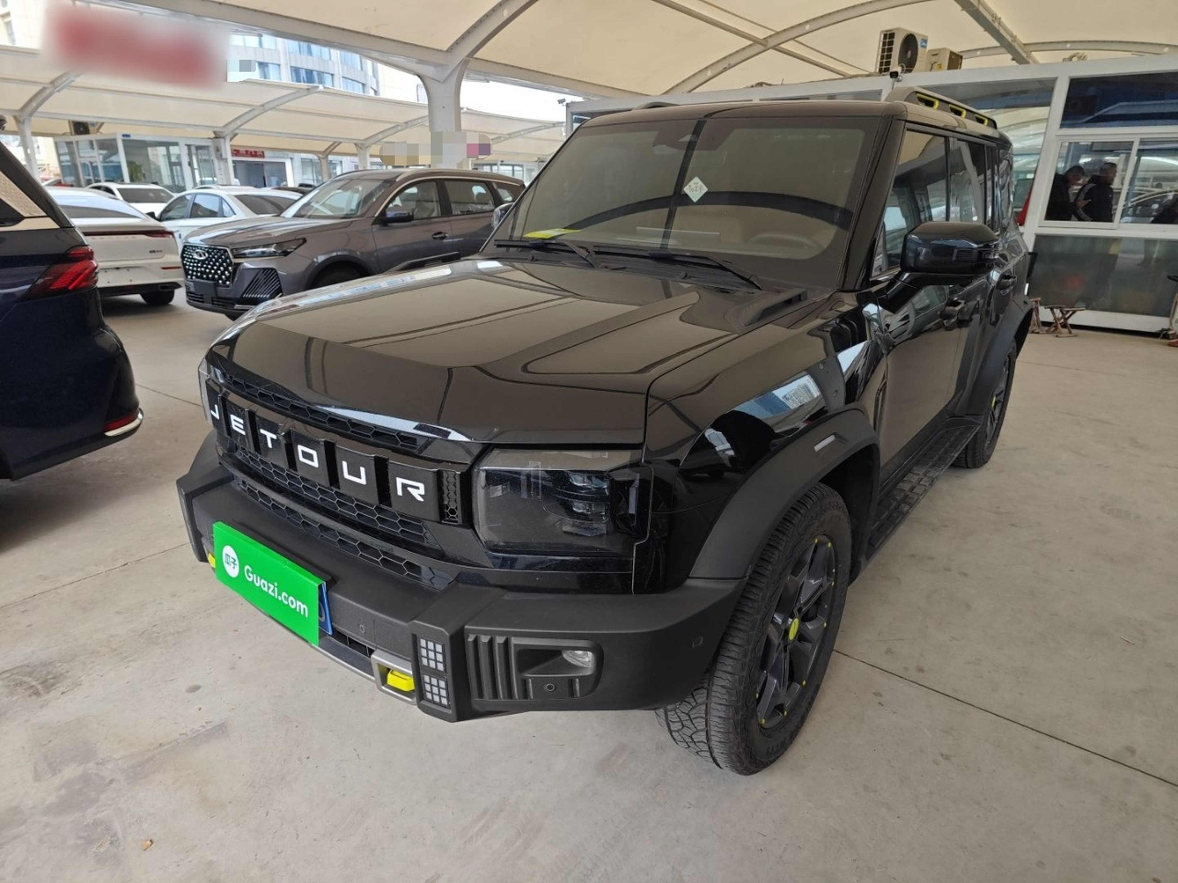 تحت مقدمة السيارة