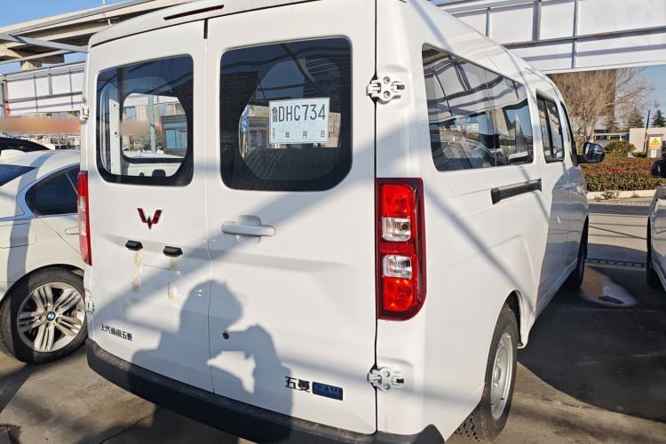 Used Wuling Yangguang 2024 300KM Comfort Version Passenger Van 75kW