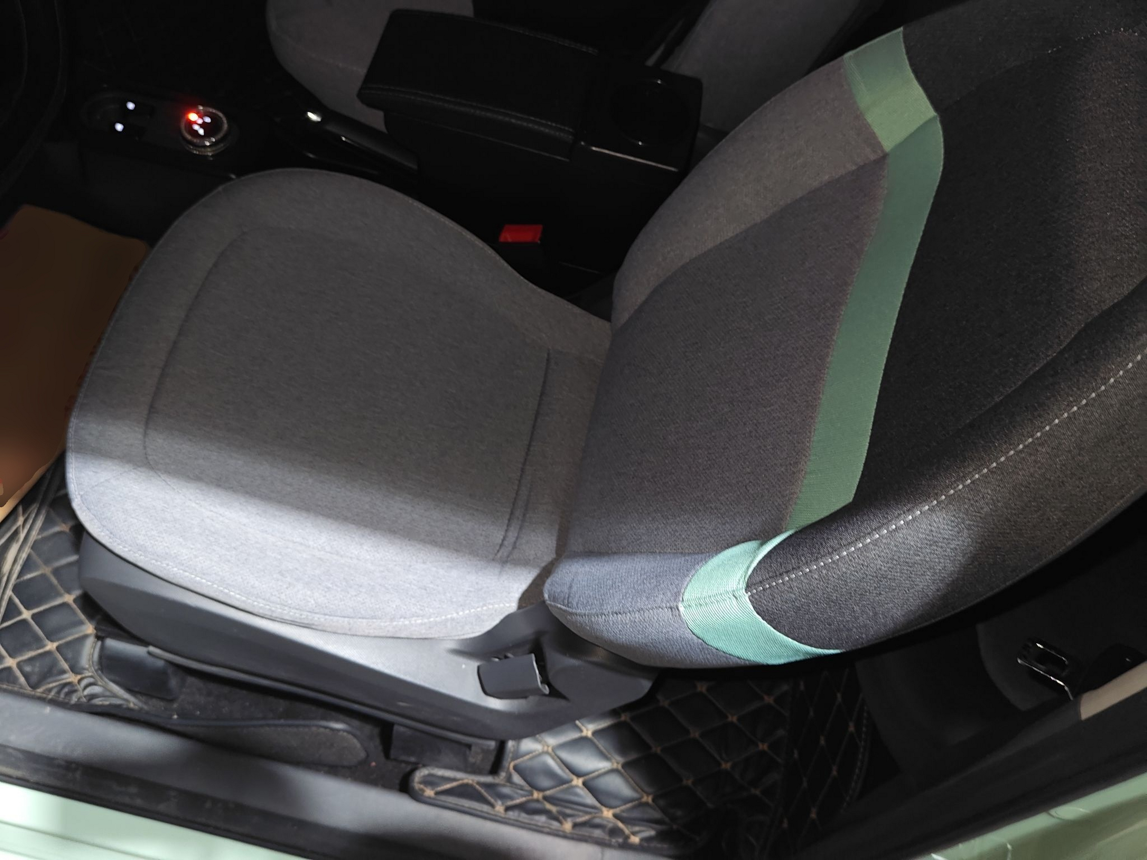 Переднее сиденье в автомобиле