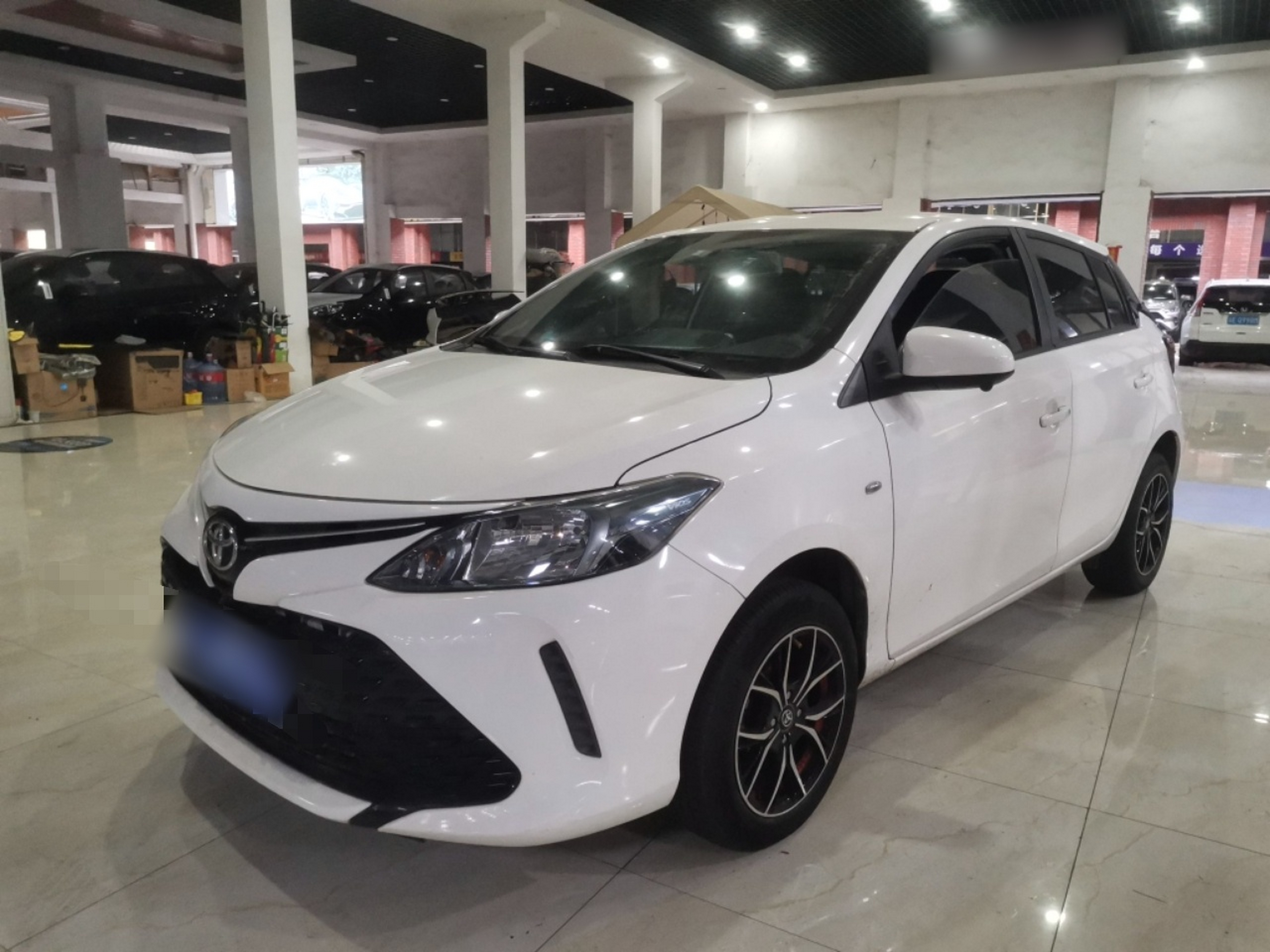 تحت مقدمة السيارة