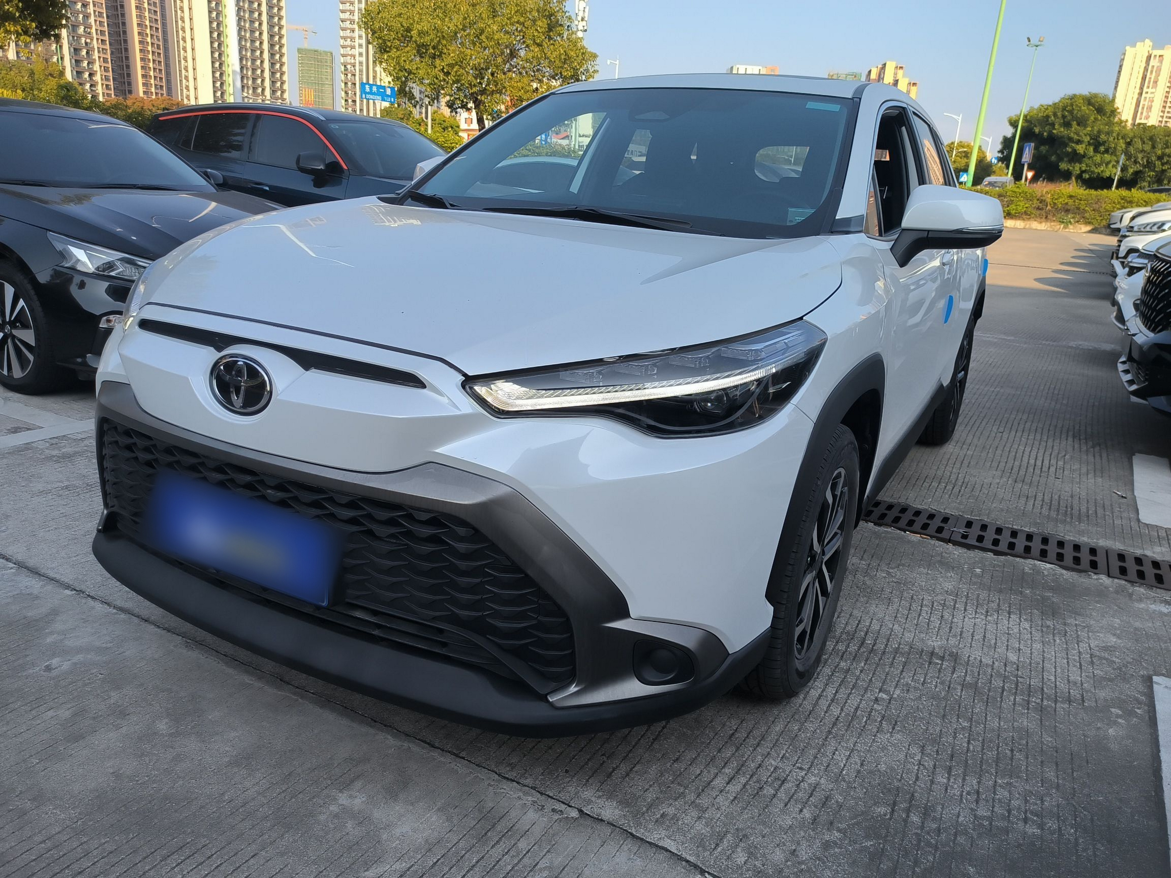 Под передней частью автомобиля