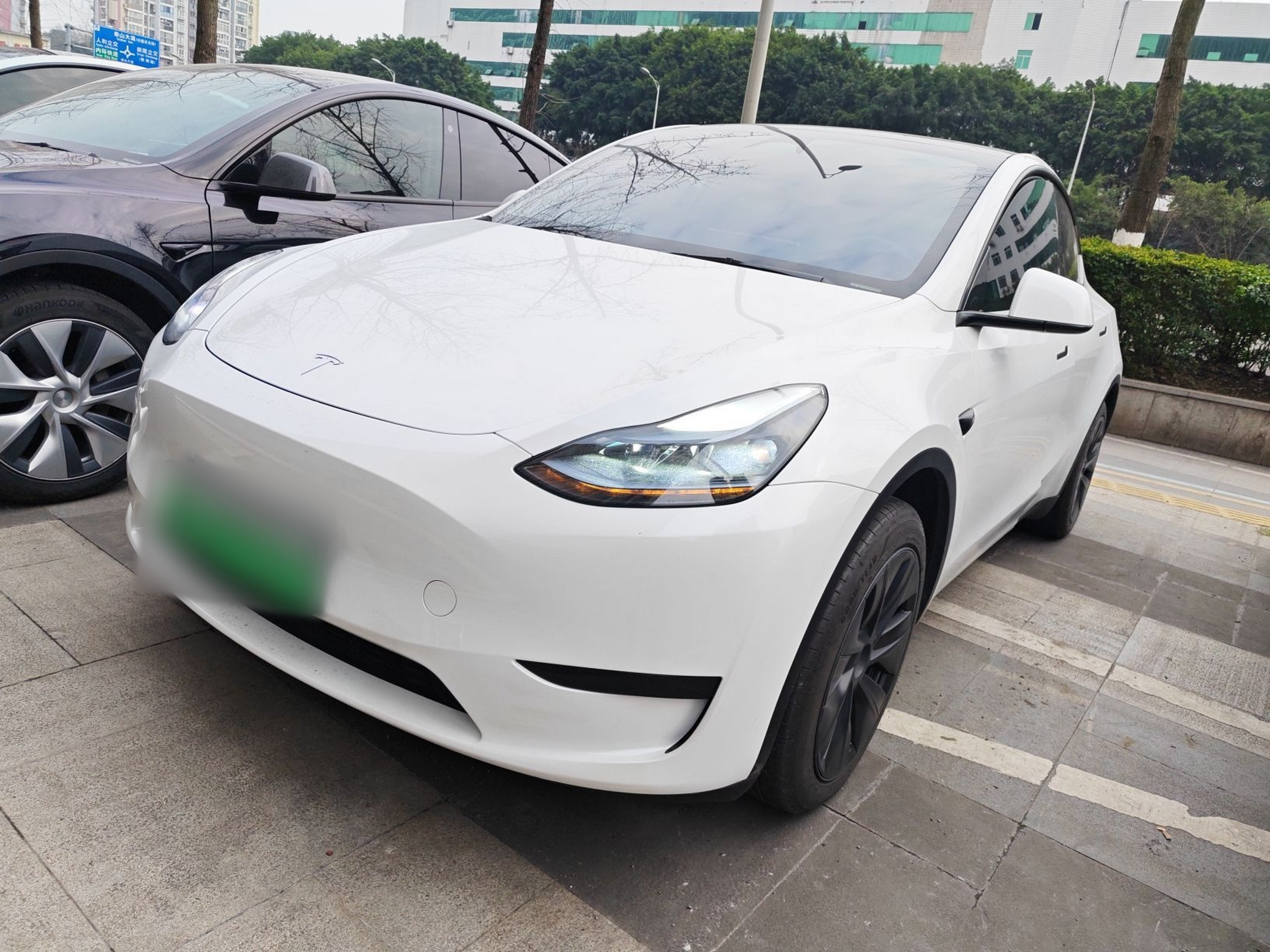 Под передней частью автомобиля