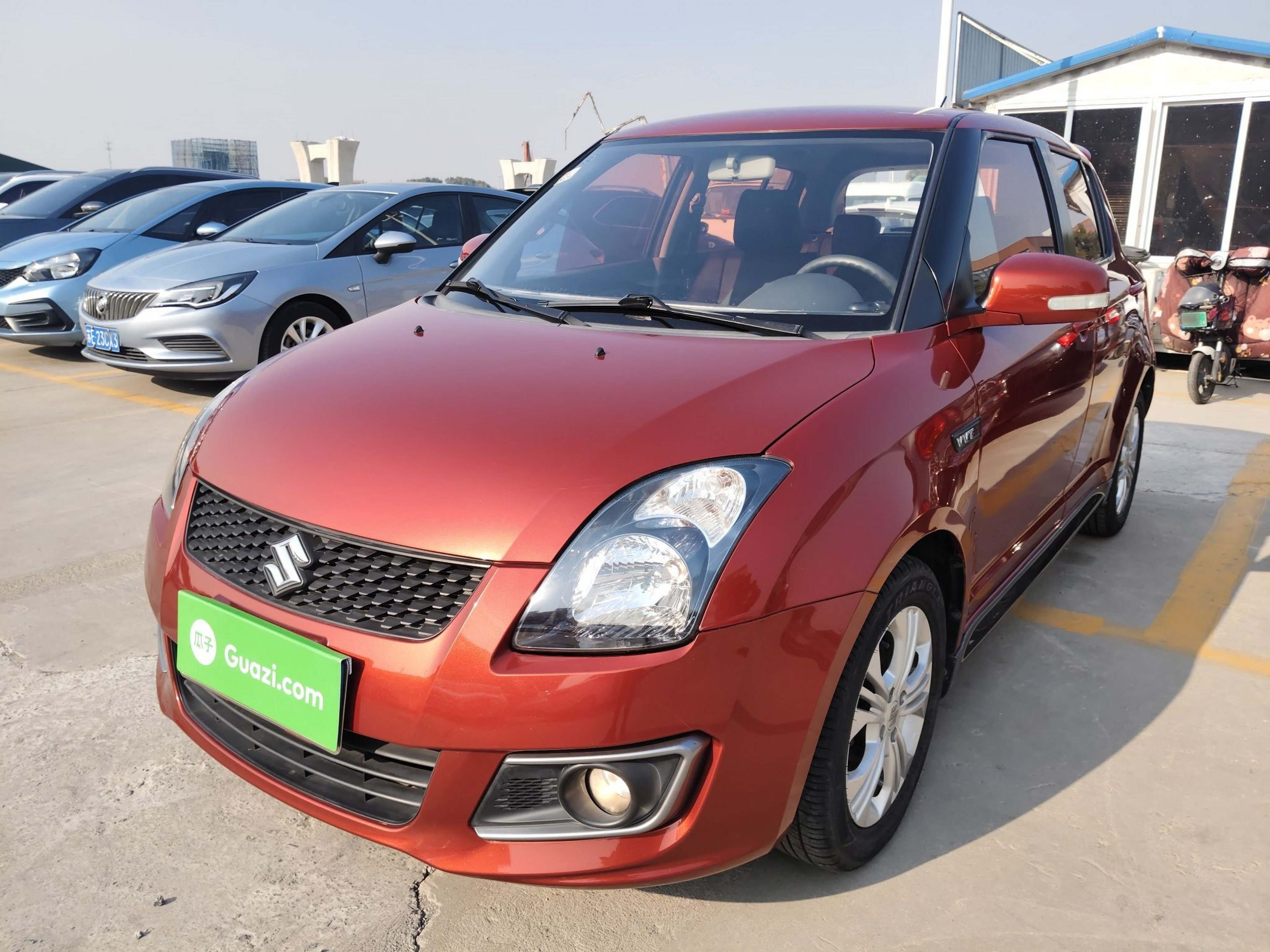 تحت مقدمة السيارة