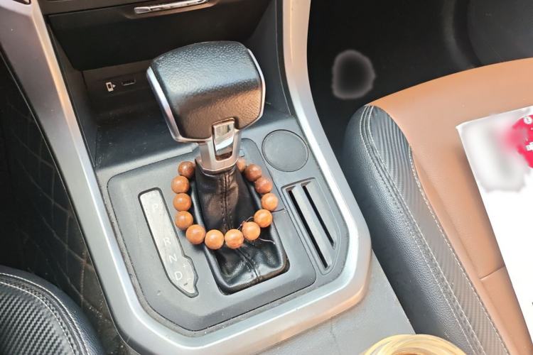 Used SAIC MAXUS T70 2019 2.0T Diesel Automatic Two-Wheel Drive Comfort Edition with Long Bed and High Ground Clearance
