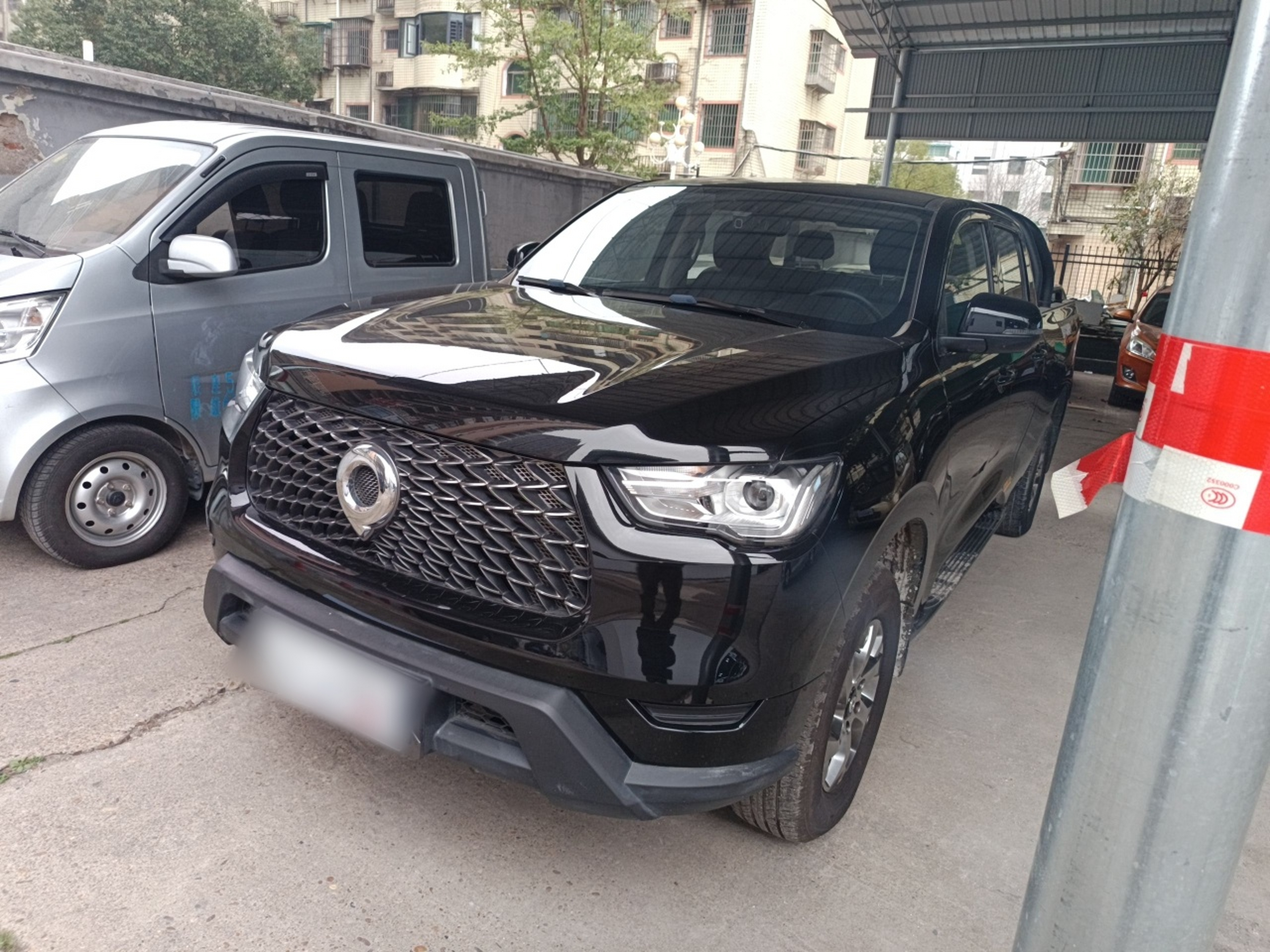 Под передней частью автомобиля