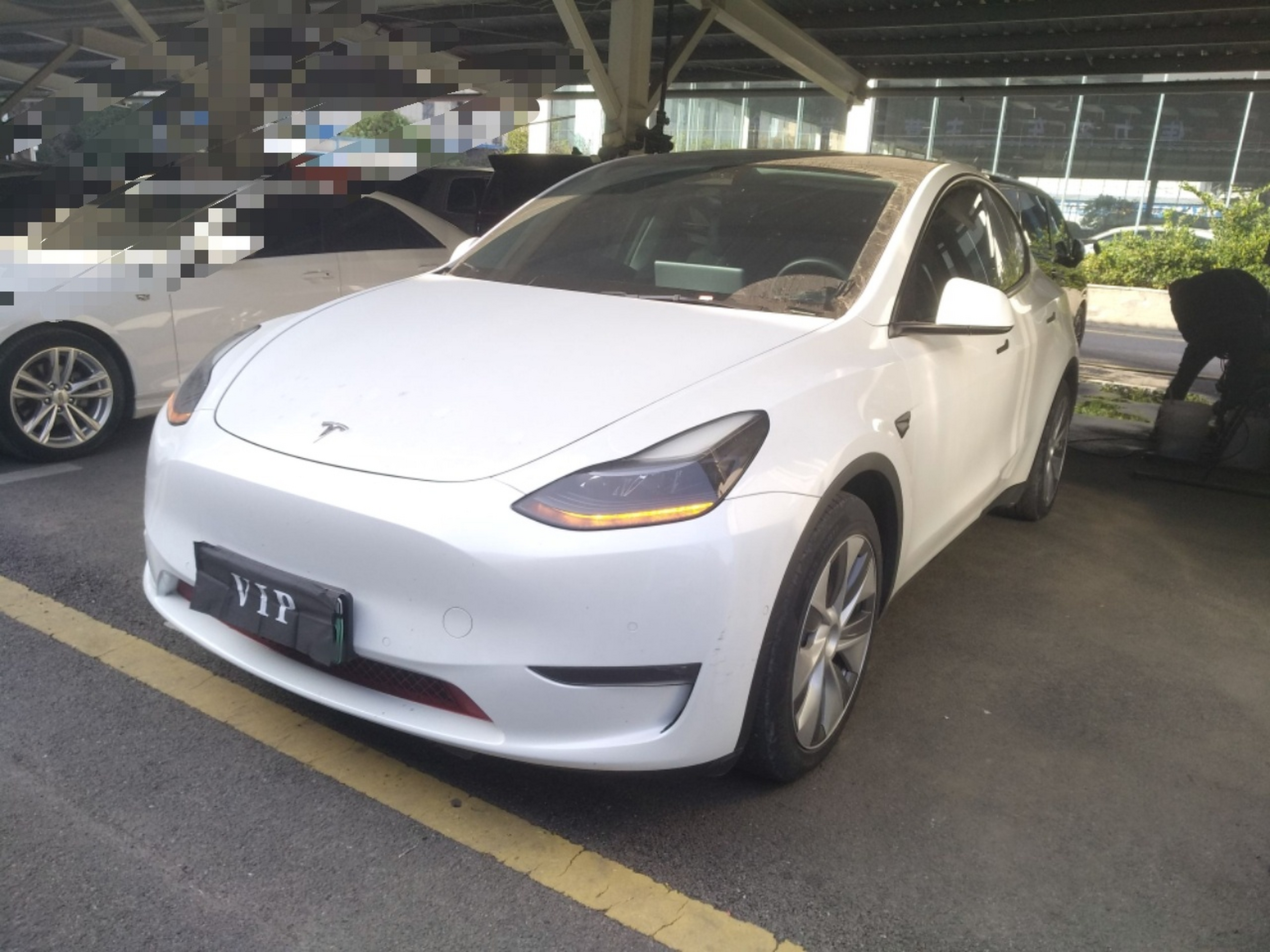 Под передней частью автомобиля