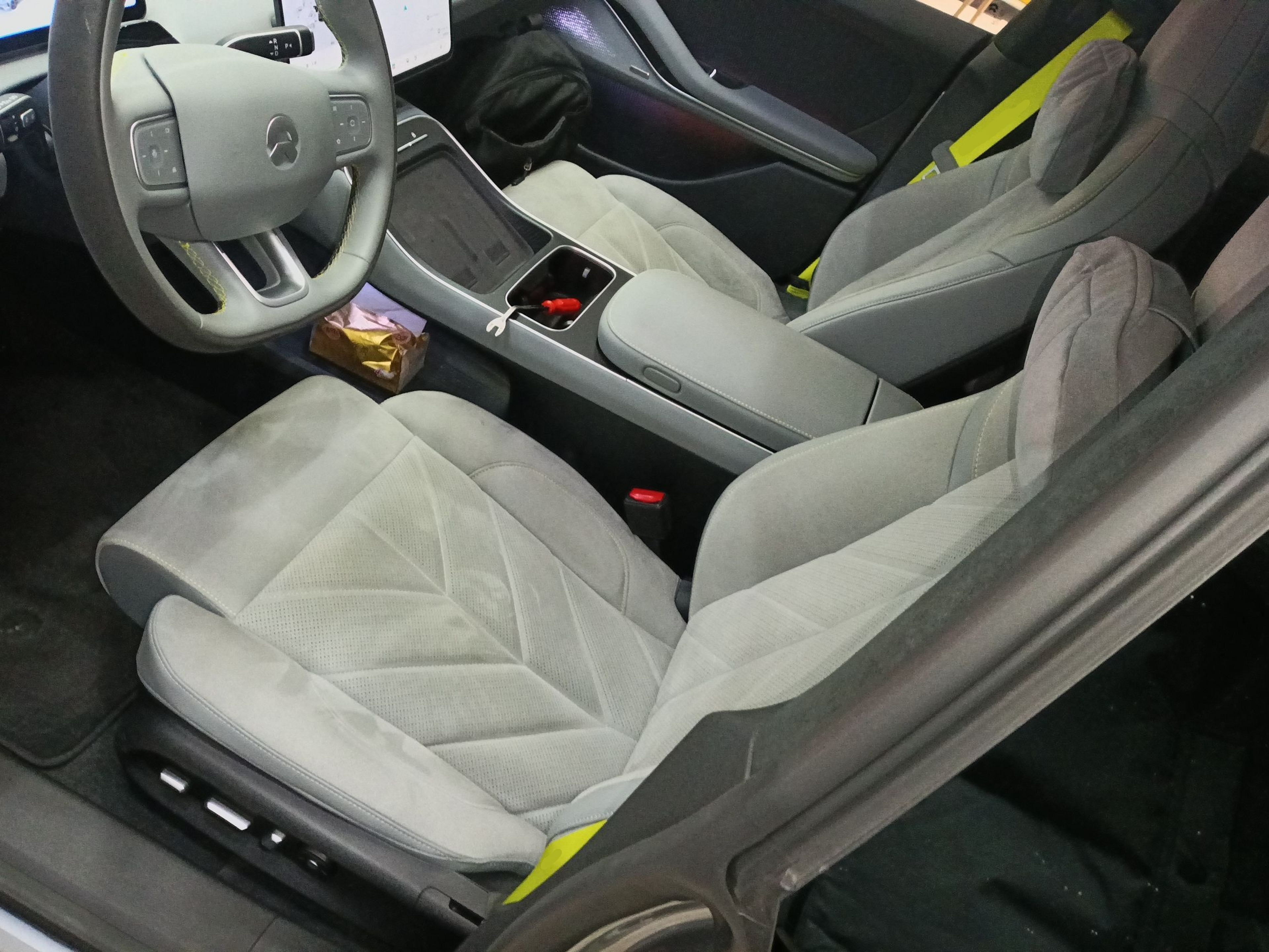 Переднее сиденье в автомобиле