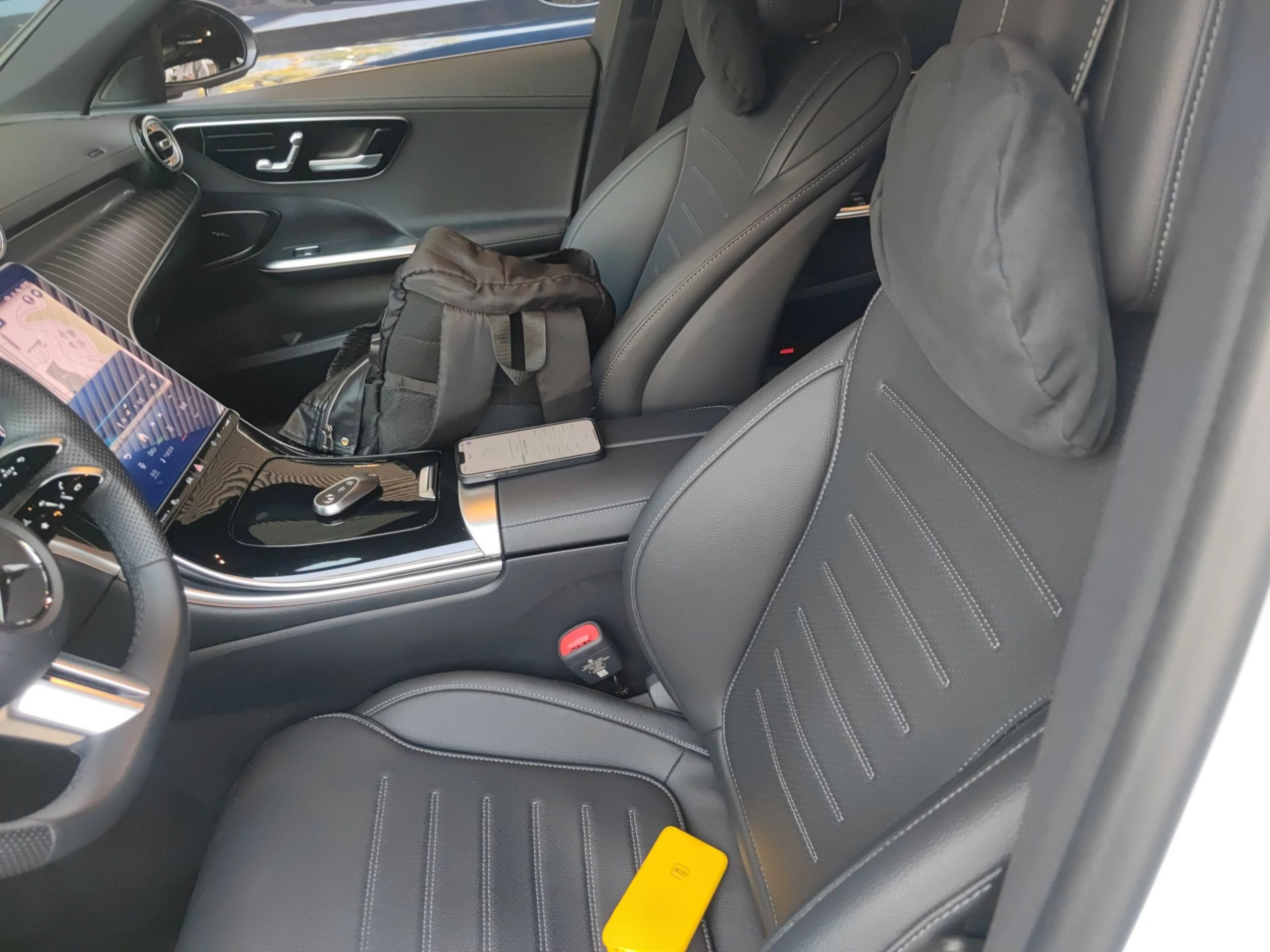 المقاعد الأمامية داخل السيارة