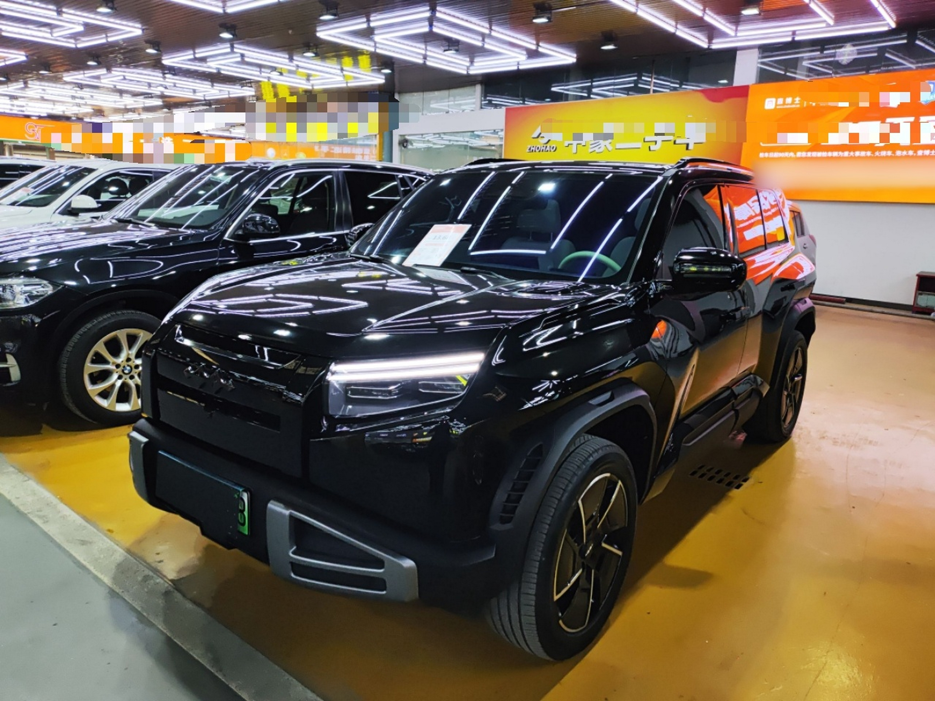 تحت مقدمة السيارة