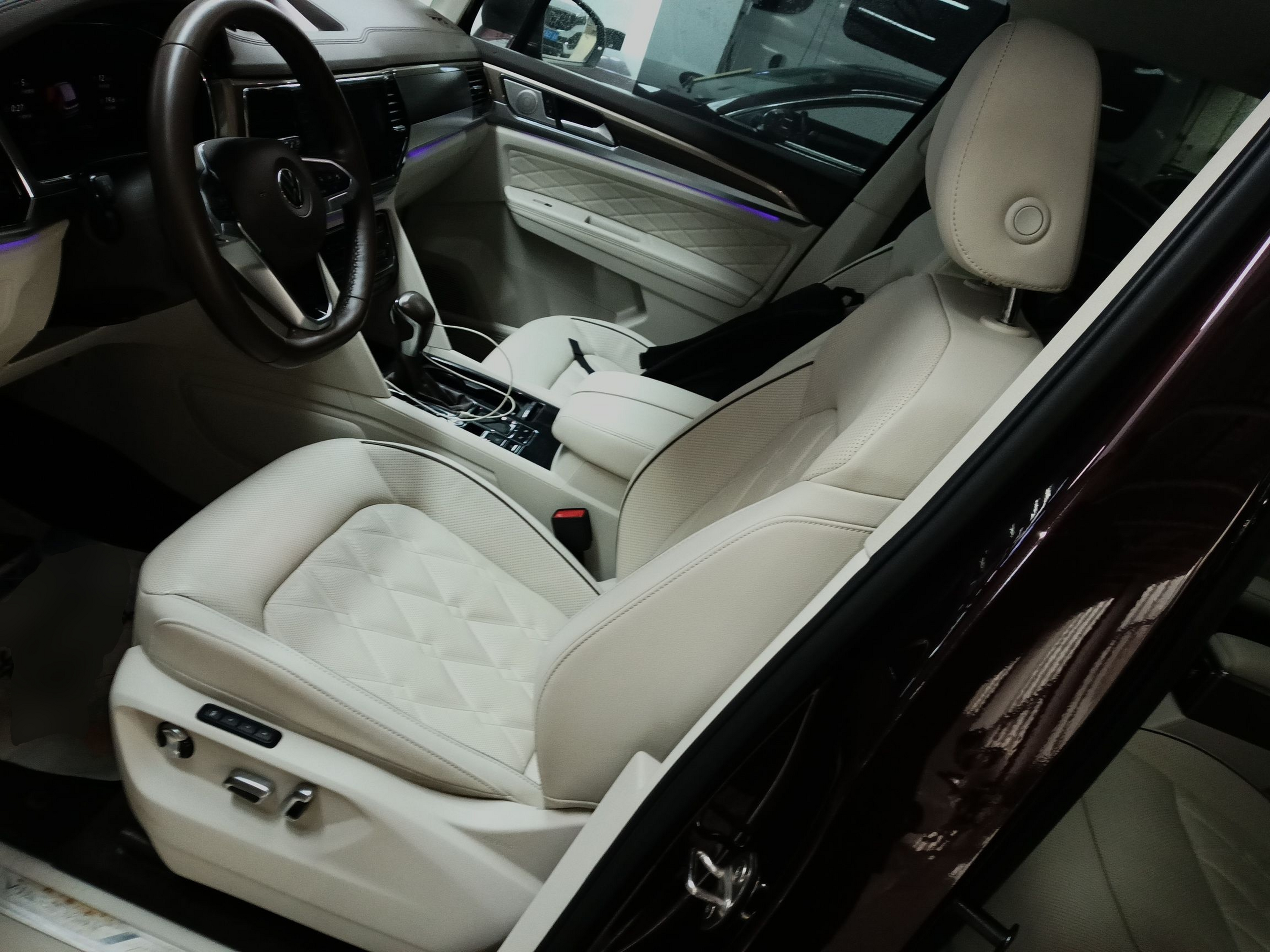 المقاعد الأمامية داخل السيارة