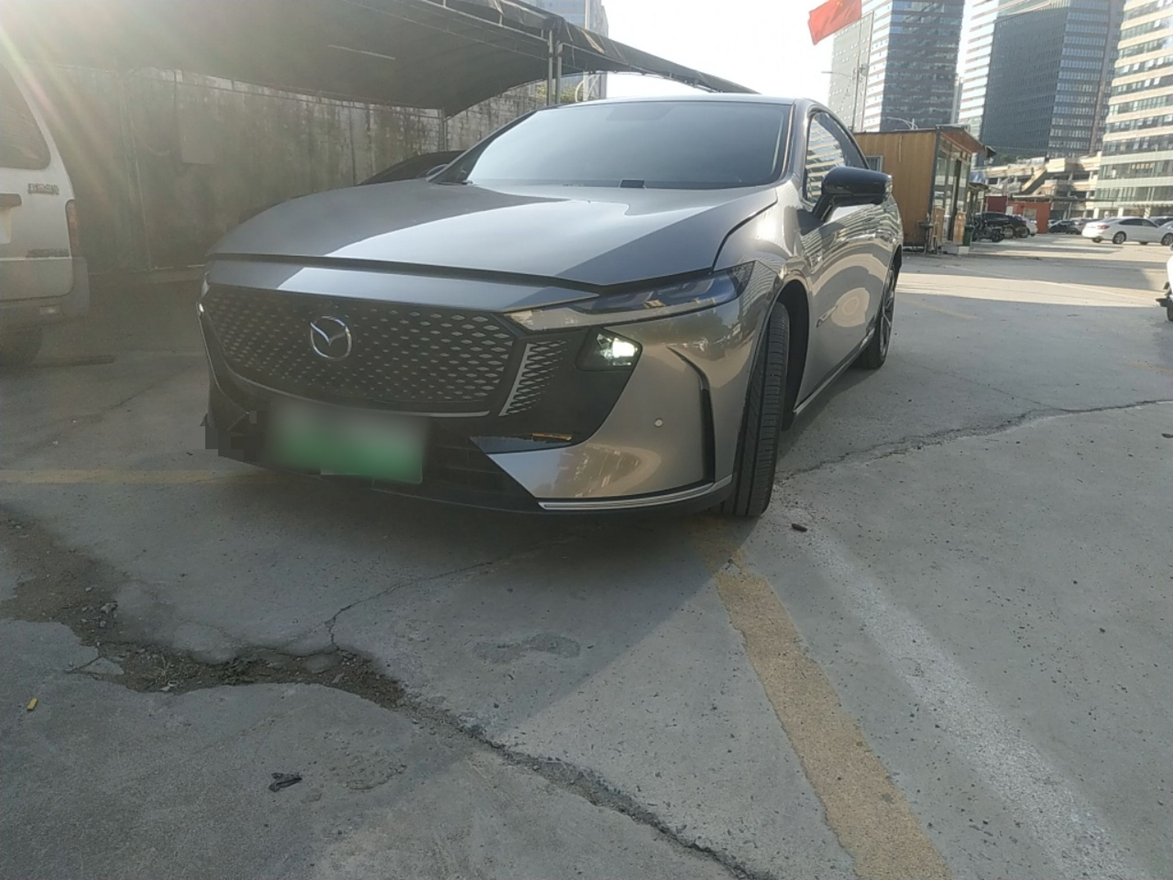 تحت مقدمة السيارة