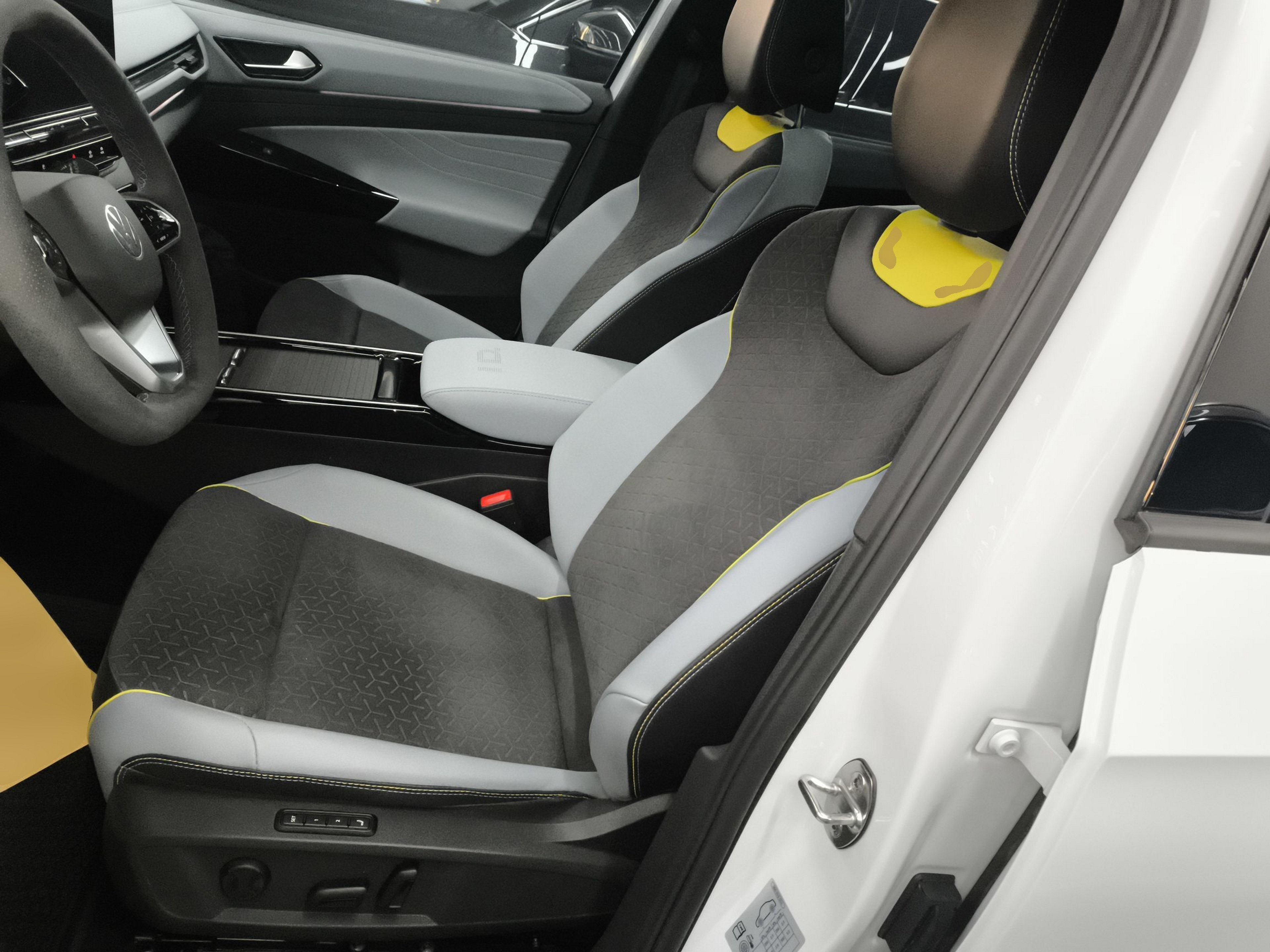 المقاعد الأمامية داخل السيارة