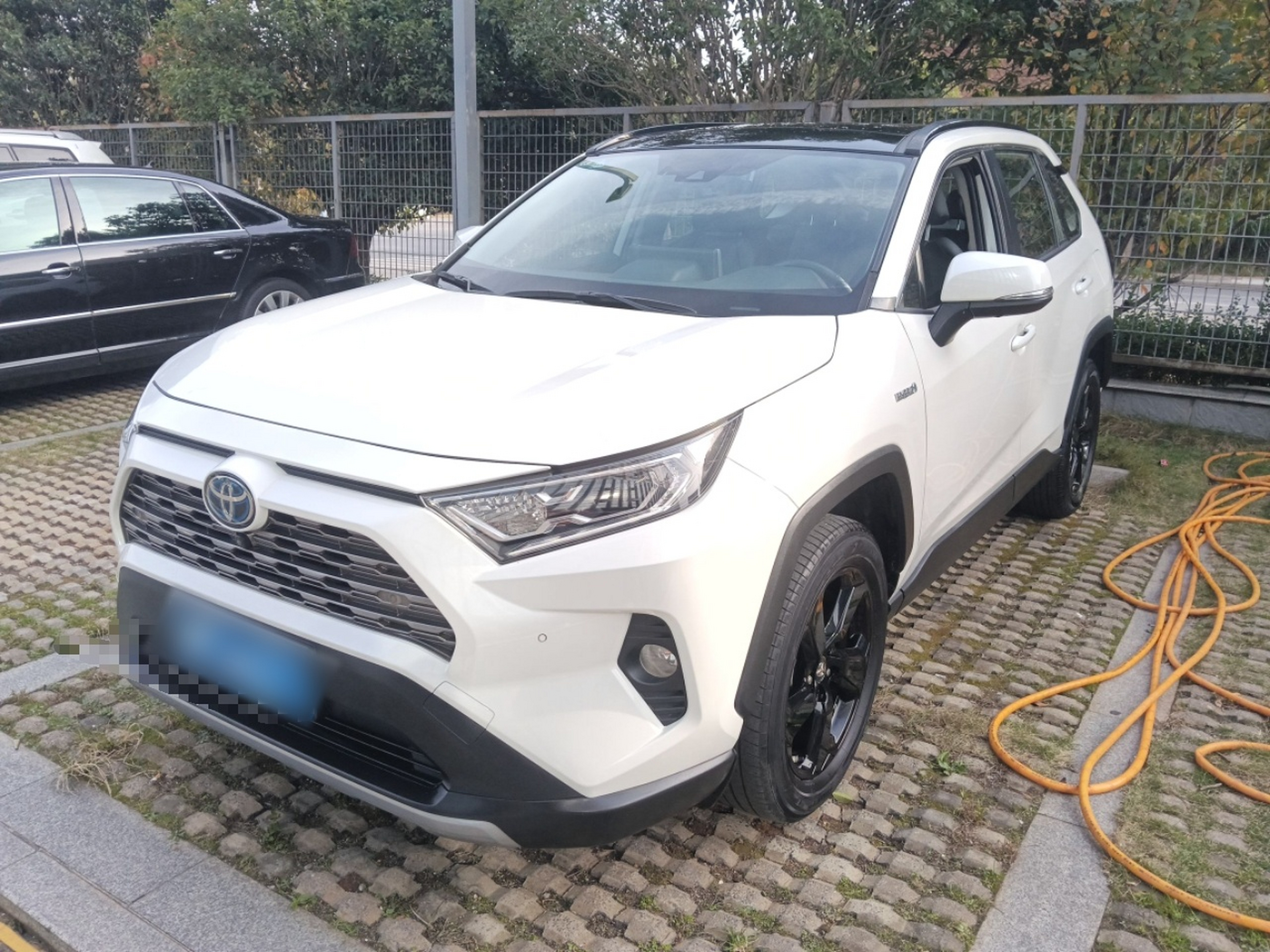 Под передней частью автомобиля