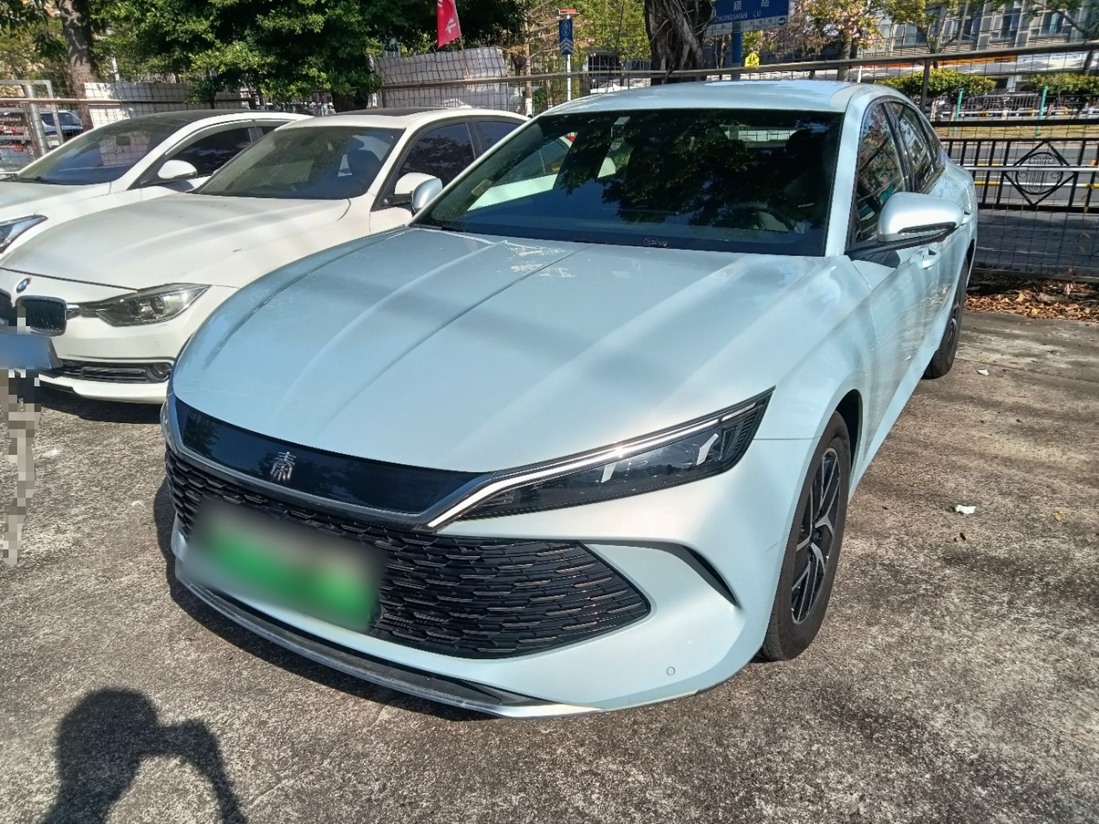 Под передней частью автомобиля