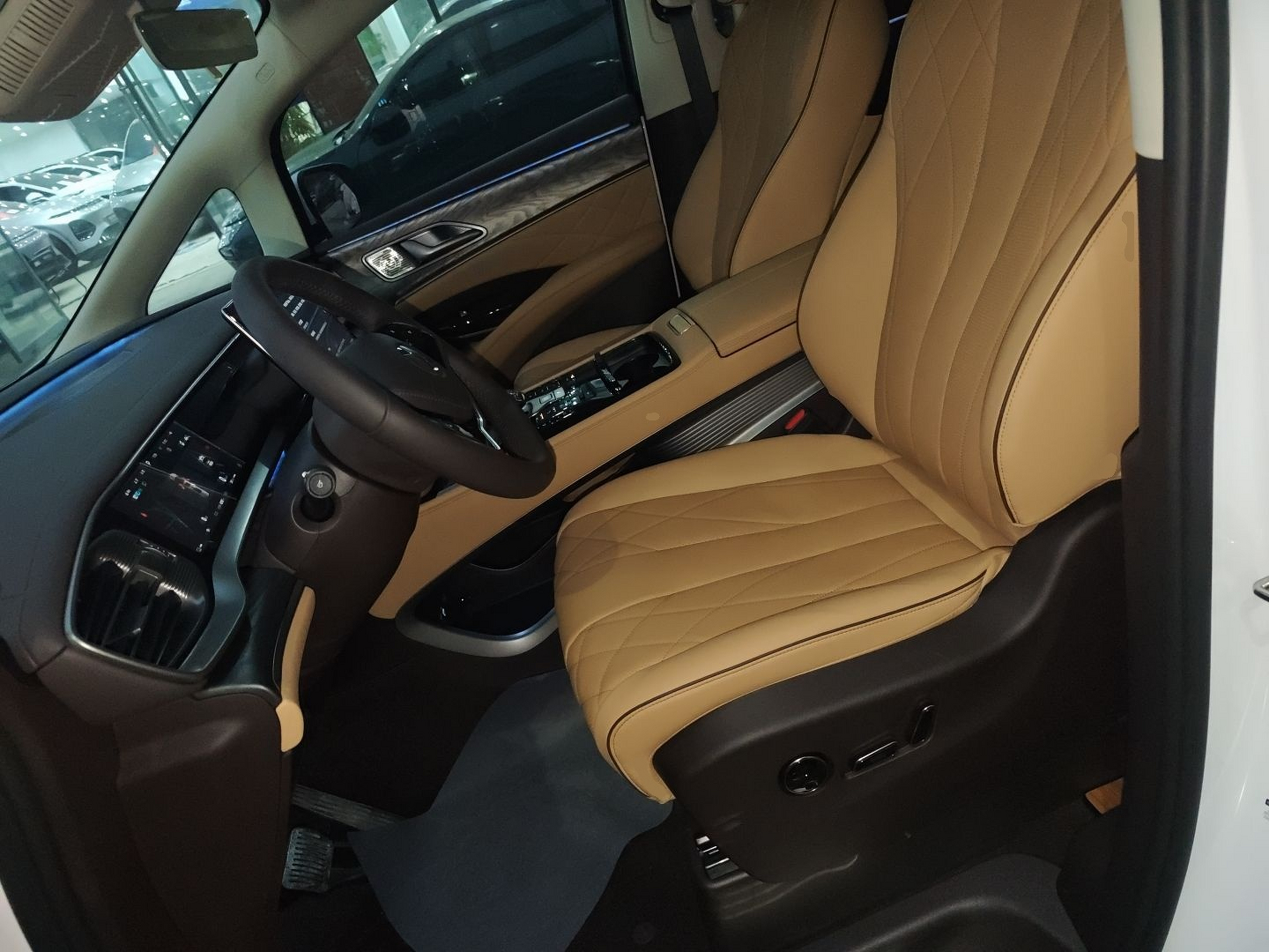 المقاعد الأمامية داخل السيارة