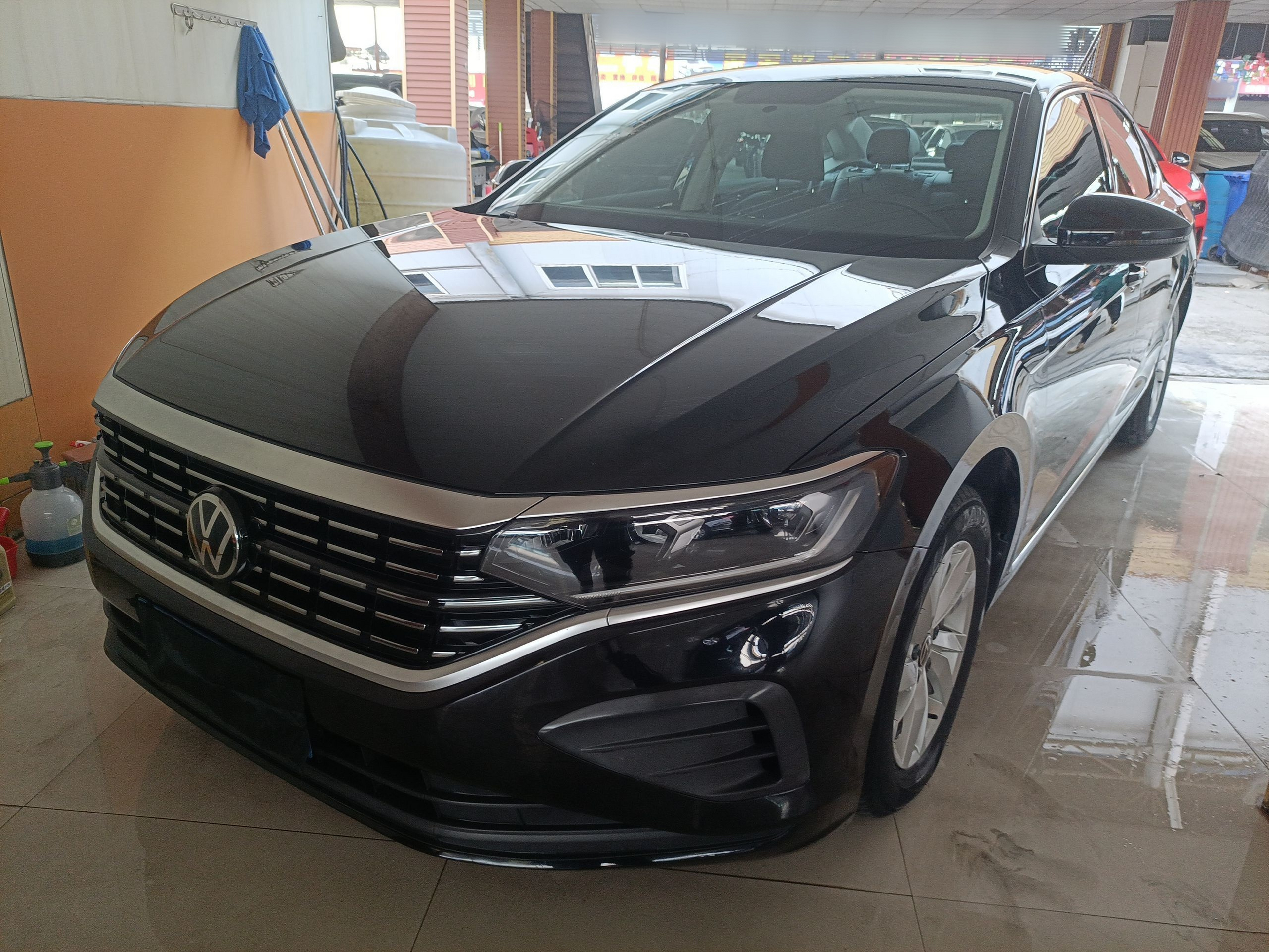 Под передней частью автомобиля