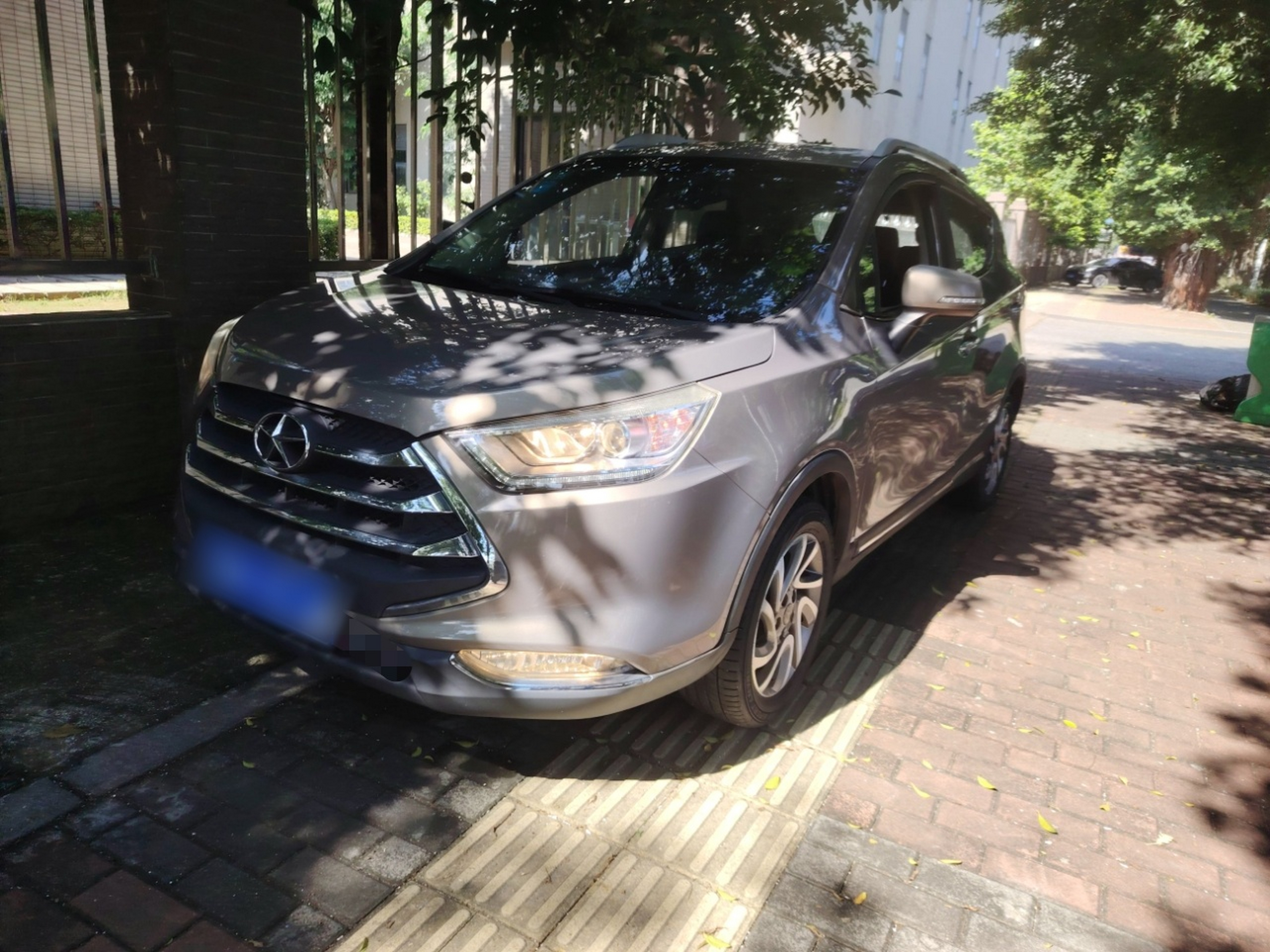 Под передней частью автомобиля