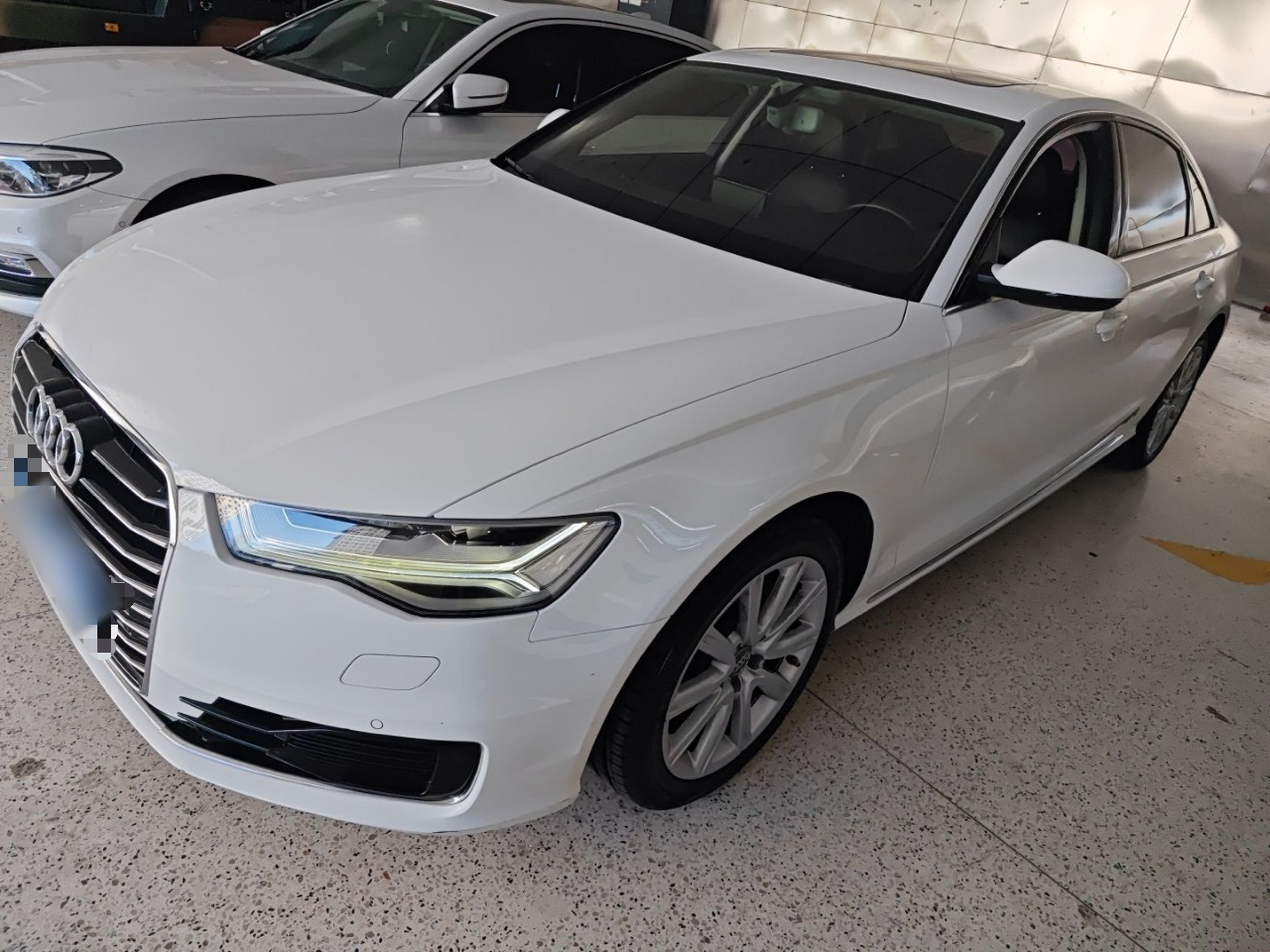 Под передней частью автомобиля