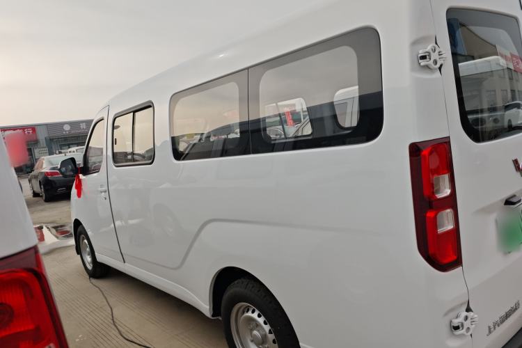 Used Wuling Yangguang 2024 300KM Comfort Version Passenger Van 75kW
