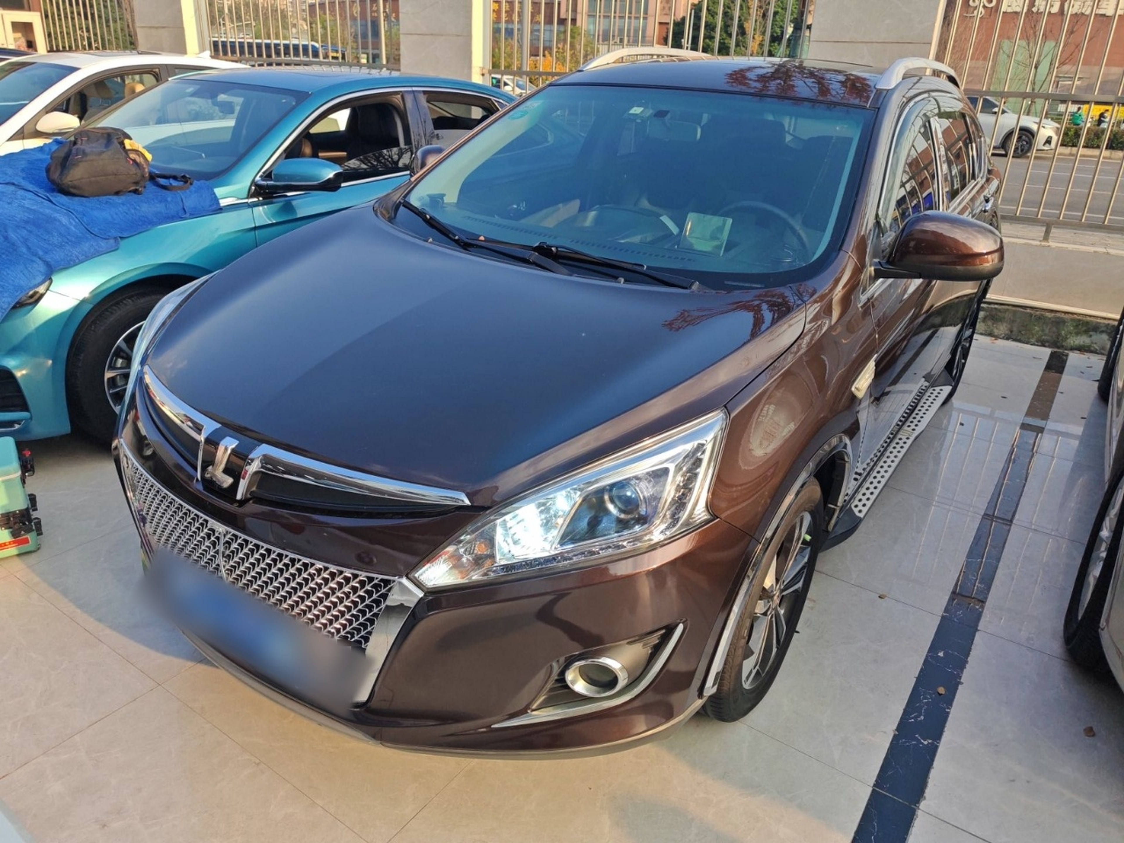 Под передней частью автомобиля