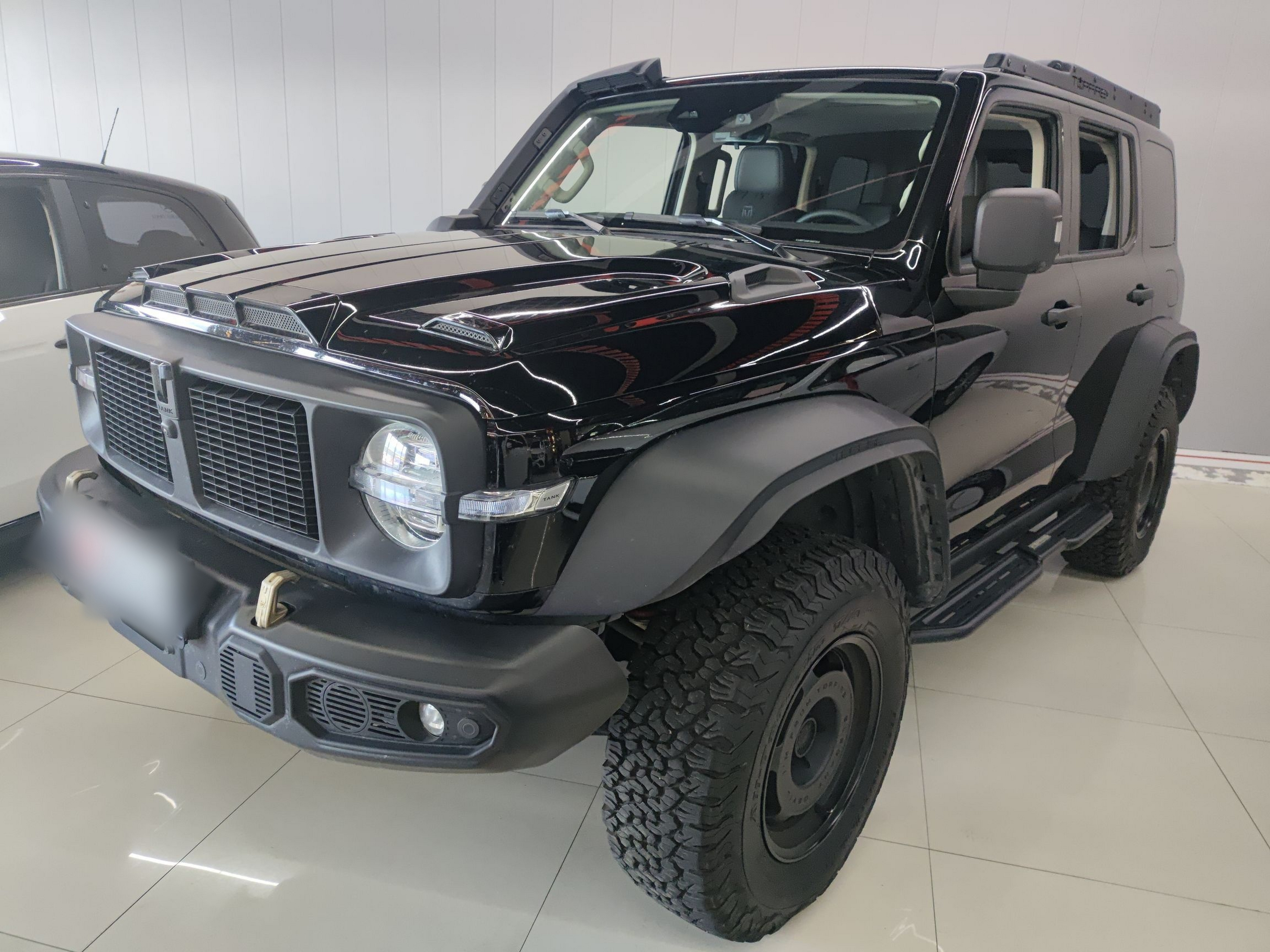 تحت مقدمة السيارة