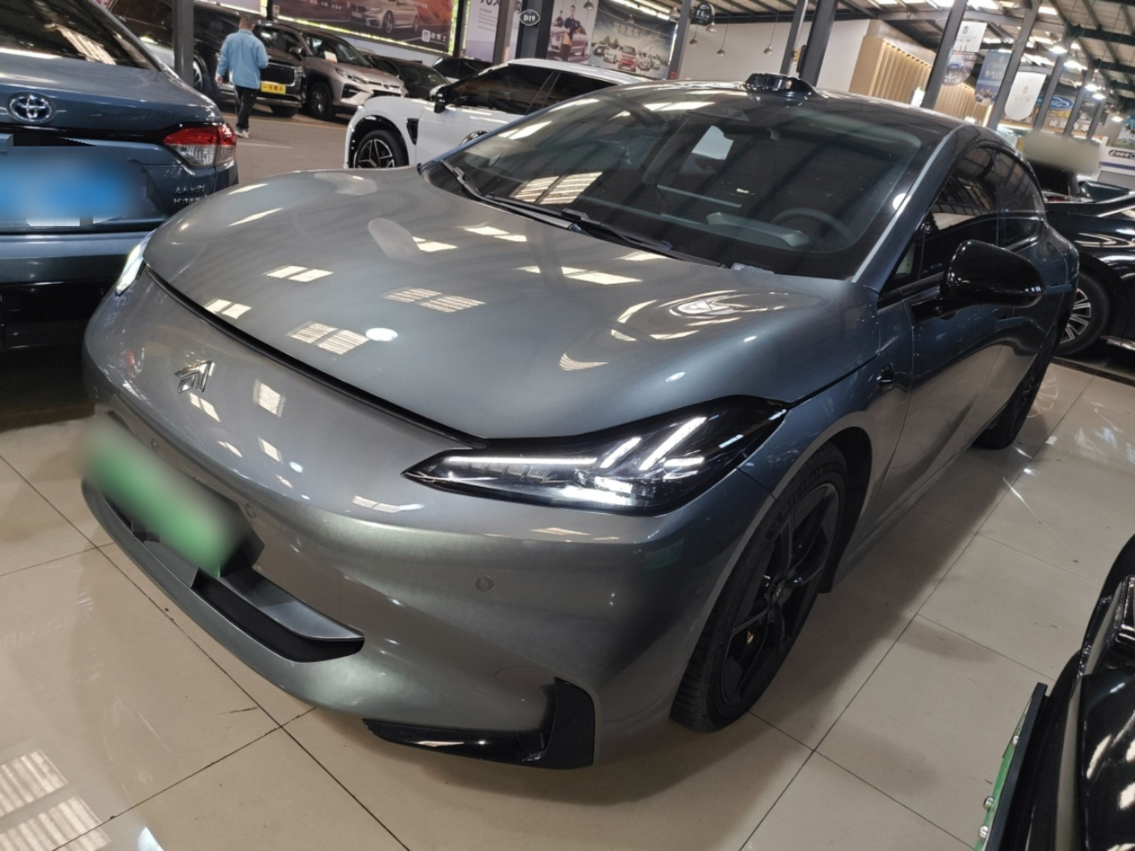 Под передней частью автомобиля