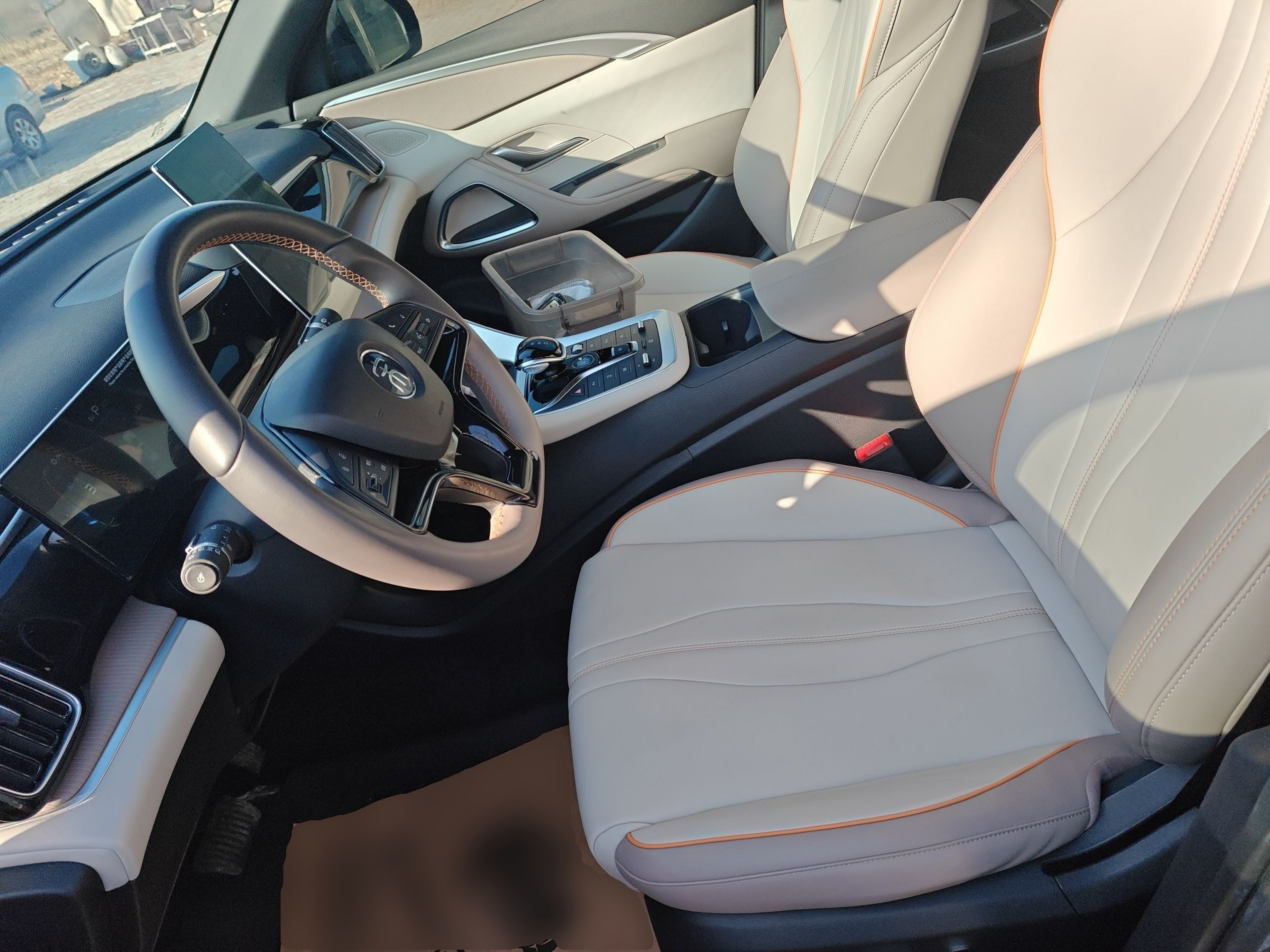 المقاعد الأمامية داخل السيارة