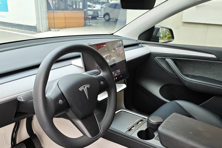 Used Tesla Model Y 2024 Long-Range All-Wheel-Drive Version
