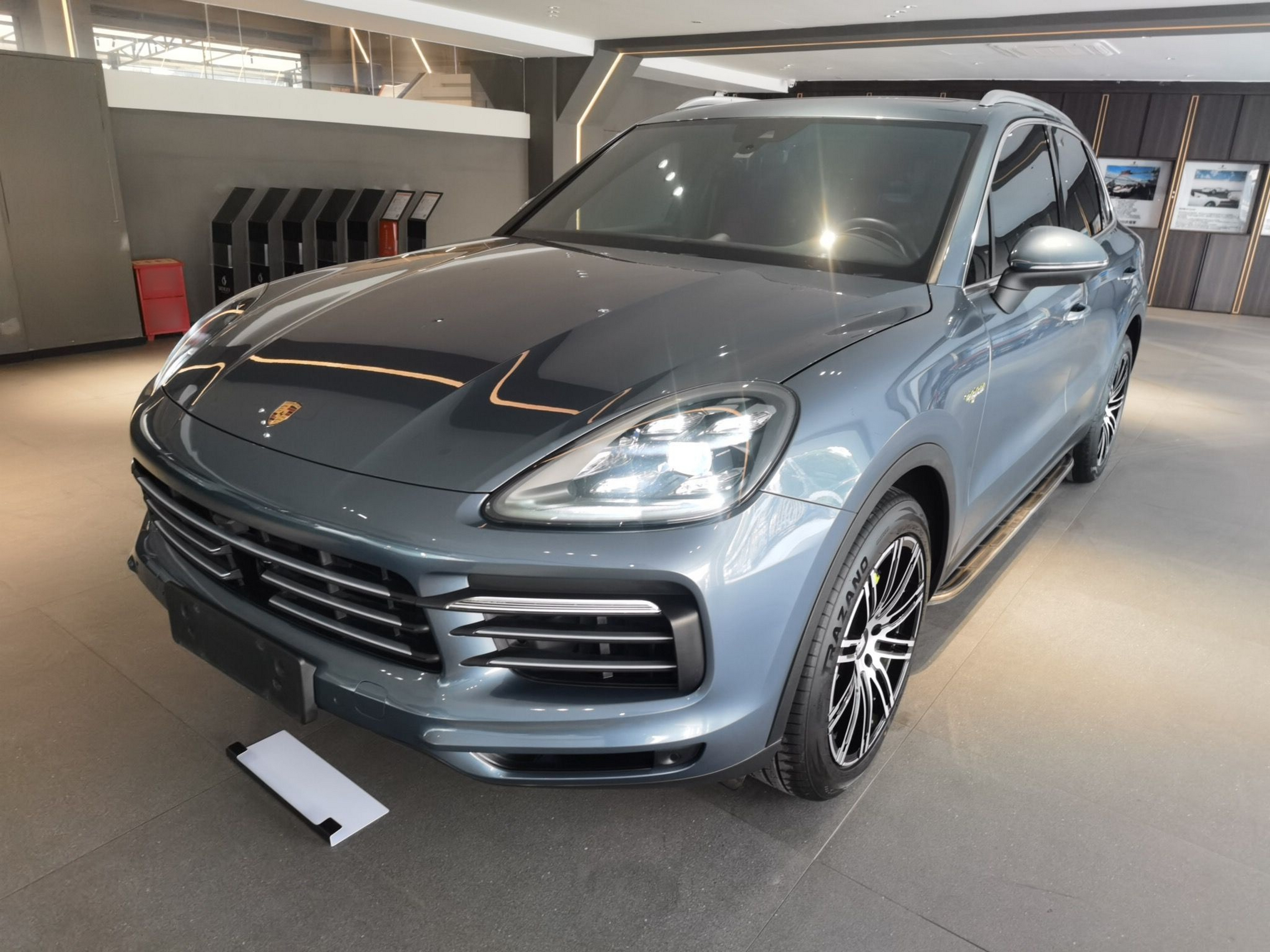 تحت مقدمة السيارة