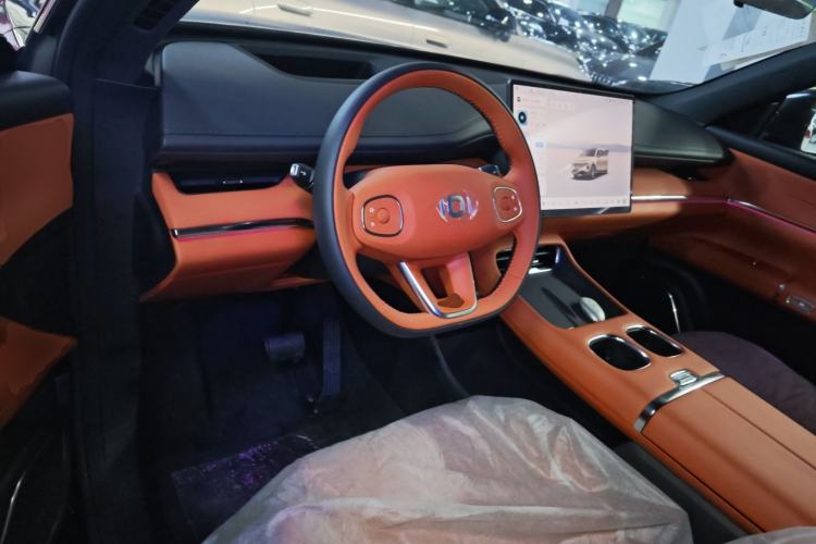 Used  Q07 2025 215 Prestige Edition