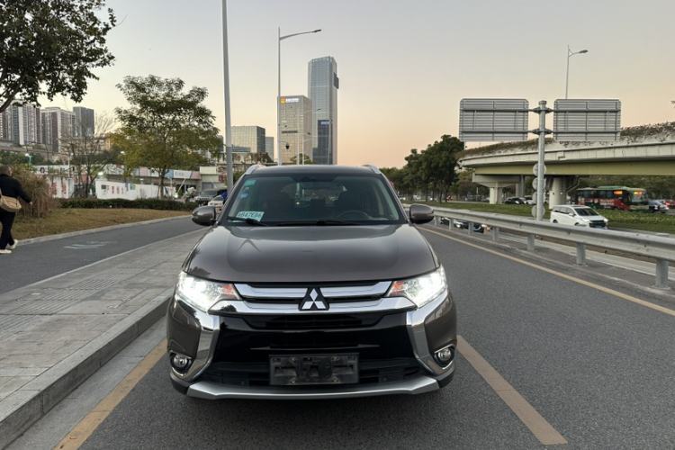 Used Mitsubishi Outlander 2016 2.4L 4x4 Luxury Edition 7-Seater