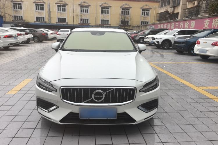 Used Volvo S60 2022 B4 Zhiyuan Luxury Edition
