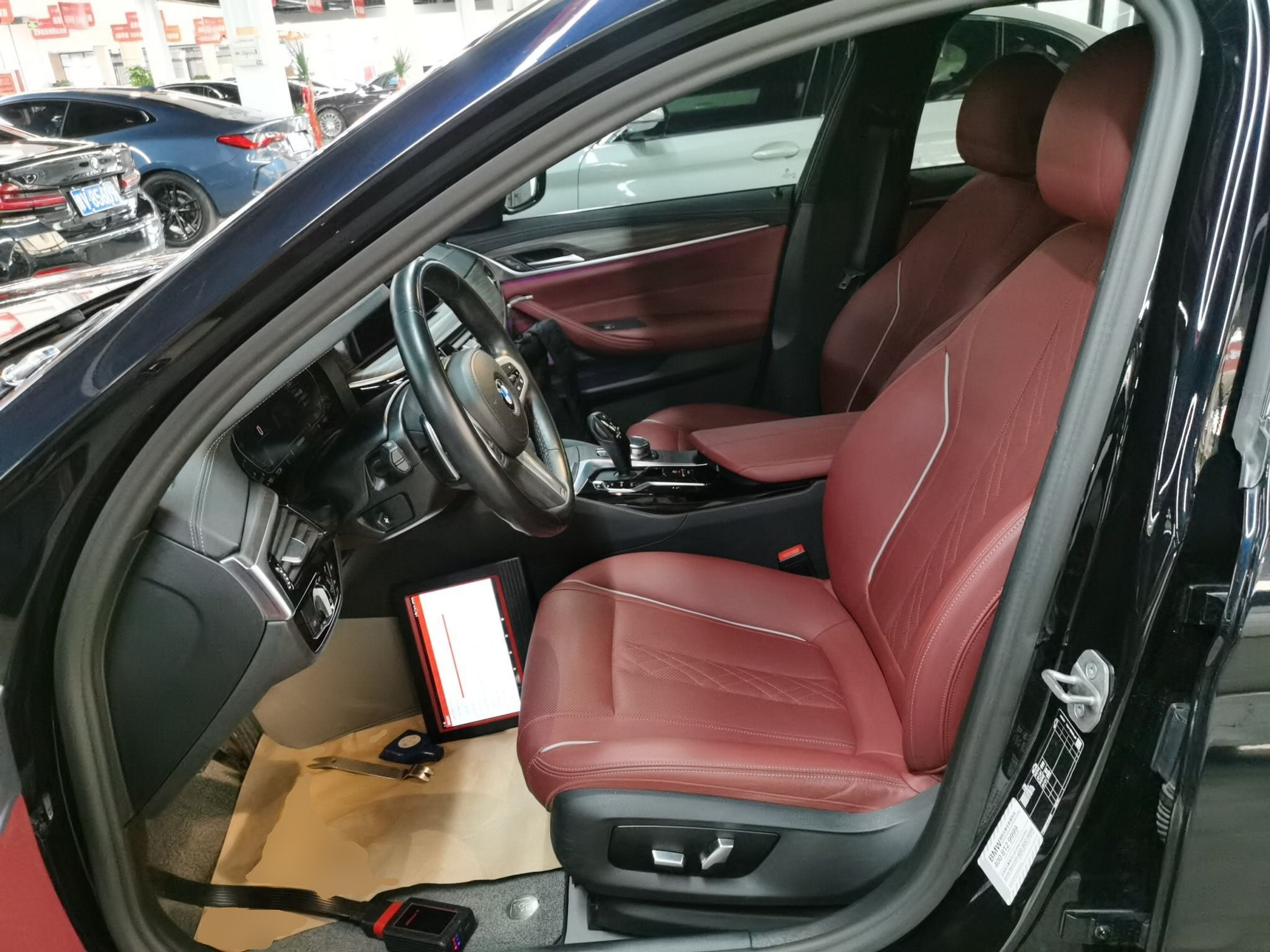 المقاعد الأمامية داخل السيارة