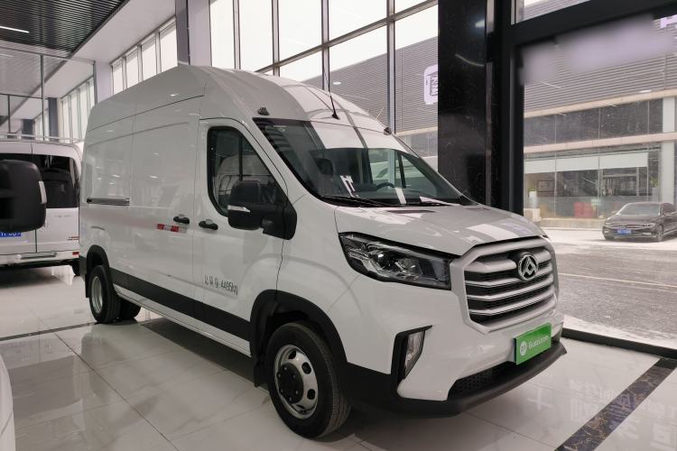 Used SAIC MAXUS Xintu V90 2024 Zhiyun 2.0T Manual Rear-Drive Extended-Wheelbase Ultra-High-Roof Model with Dual Rear Tires and 3 Seats
