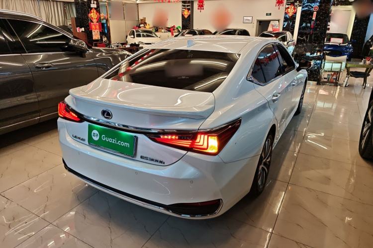 Used Lexus ES 2020 300h Premier Edition

