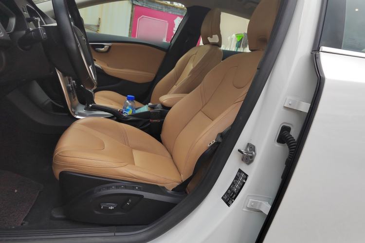 Used Volvo V40 2017 T3 Zhiya Edition
