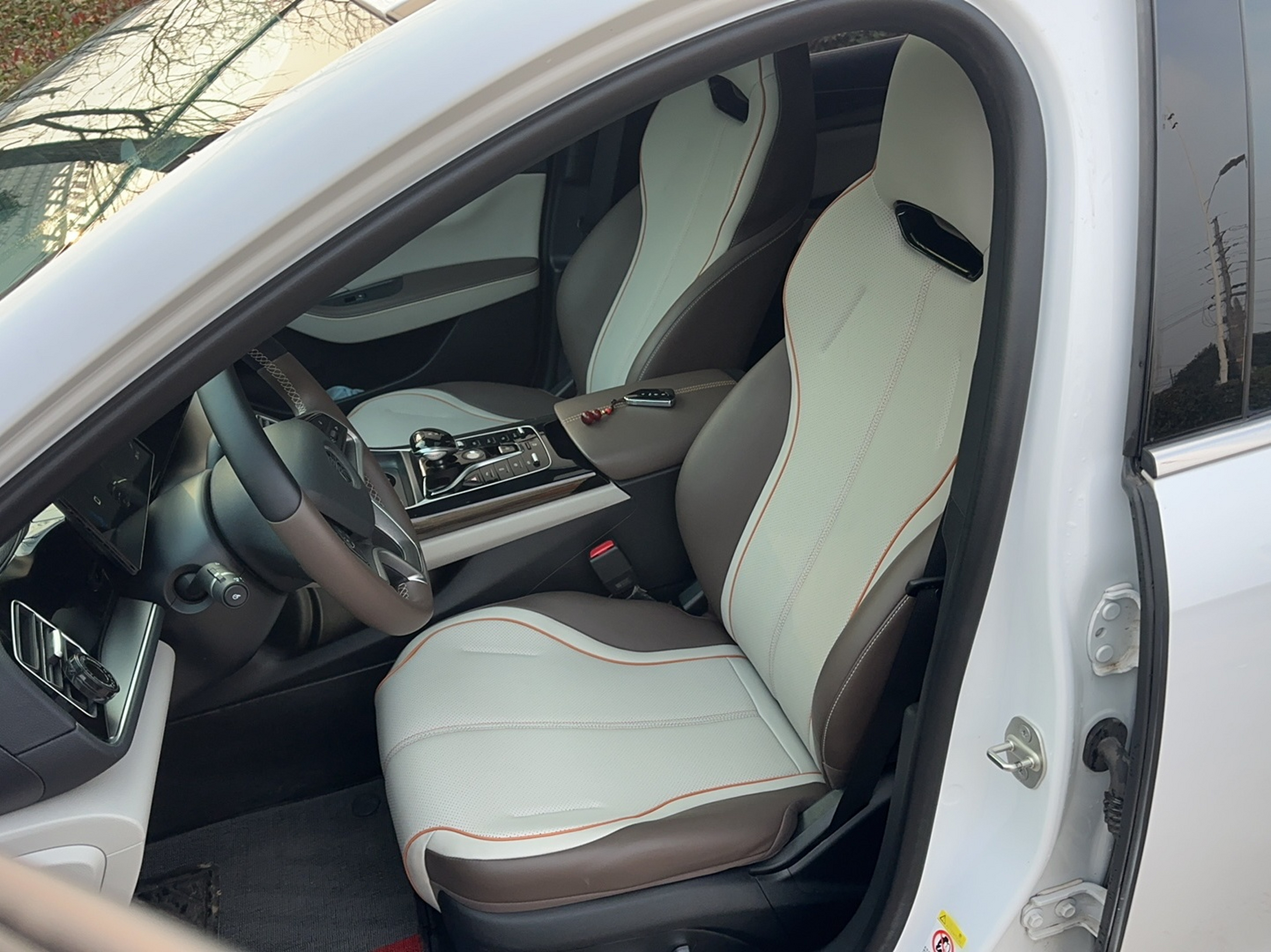 Переднее сиденье в автомобиле