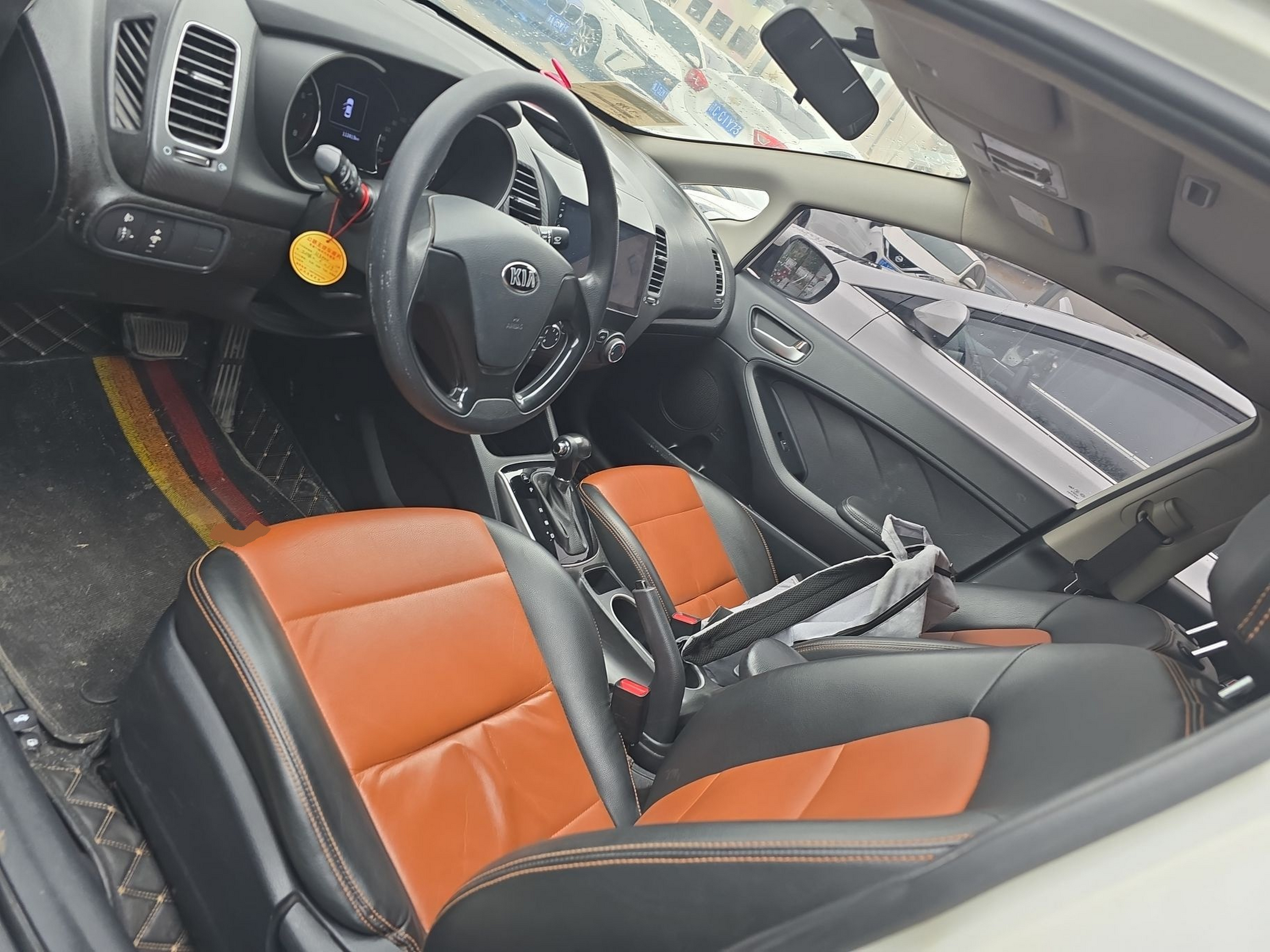 Переднее сиденье в автомобиле