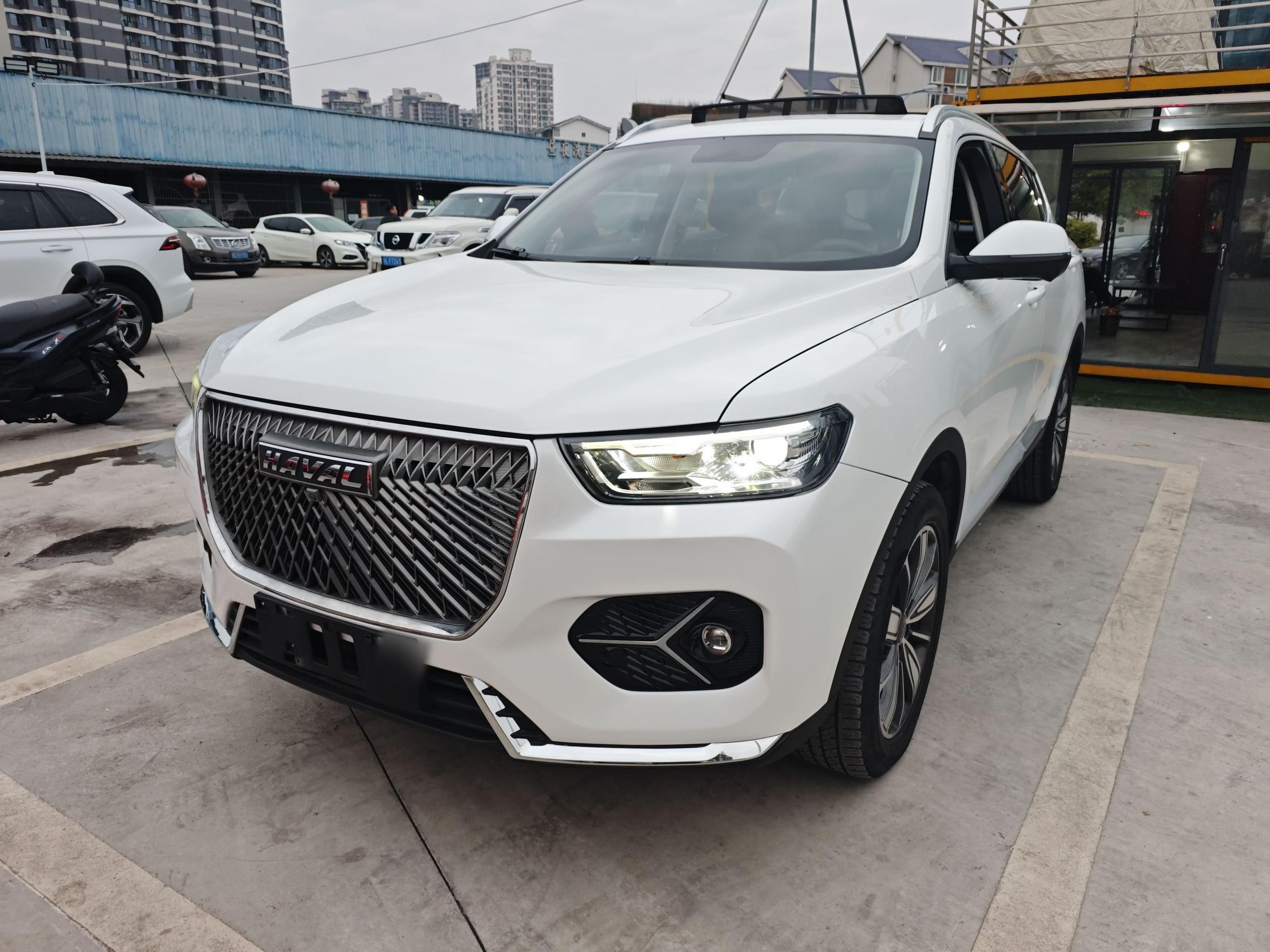 تحت مقدمة السيارة