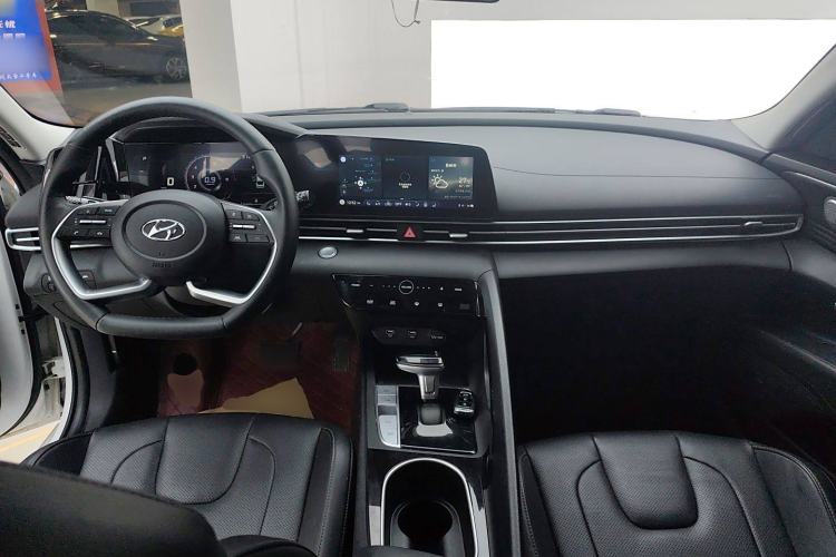 Used Hyundai Elantra 2022 1.5L CVT LUX Prestige Edition
