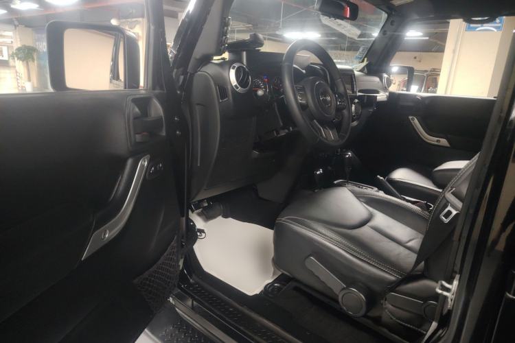 Used  Wrangler 2014 3.0L Sahara Four-Door Edition
