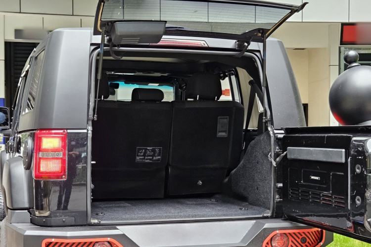 Used Beijing Auto BJ40 2016 40L 2.0T Manual Two-Wheel Drive Luxury Edition
