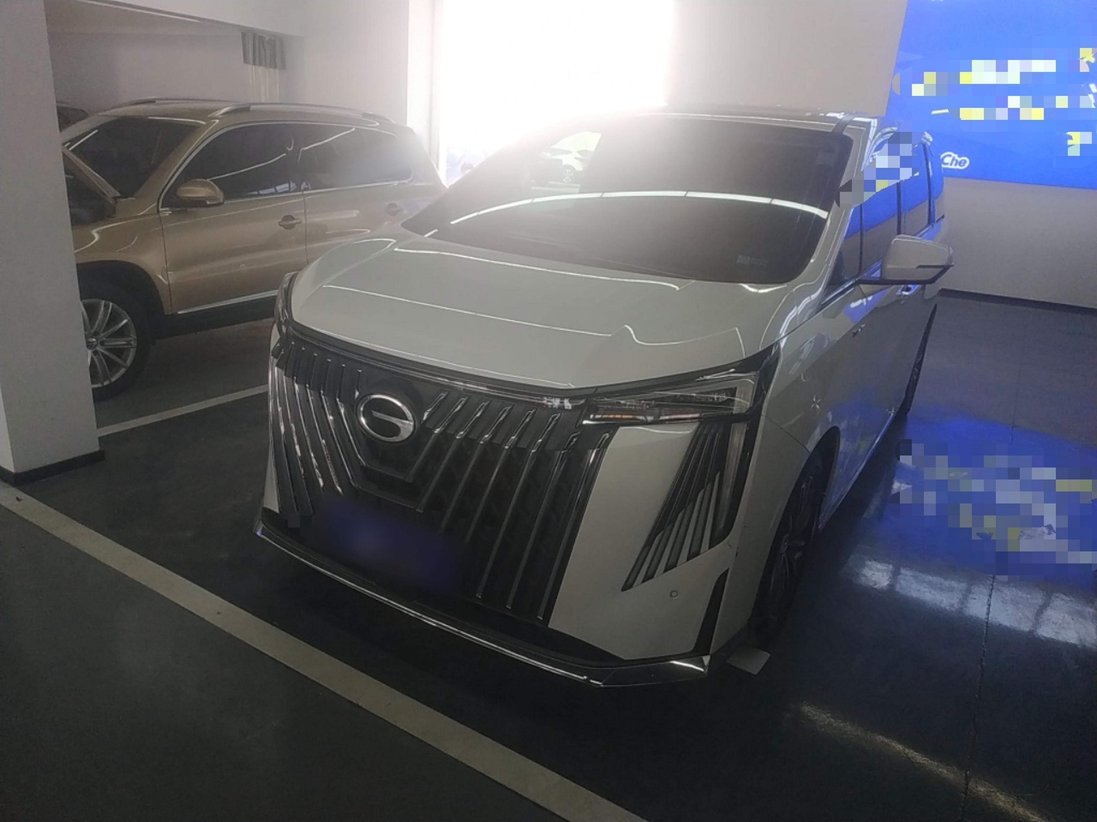 Под передней частью автомобиля